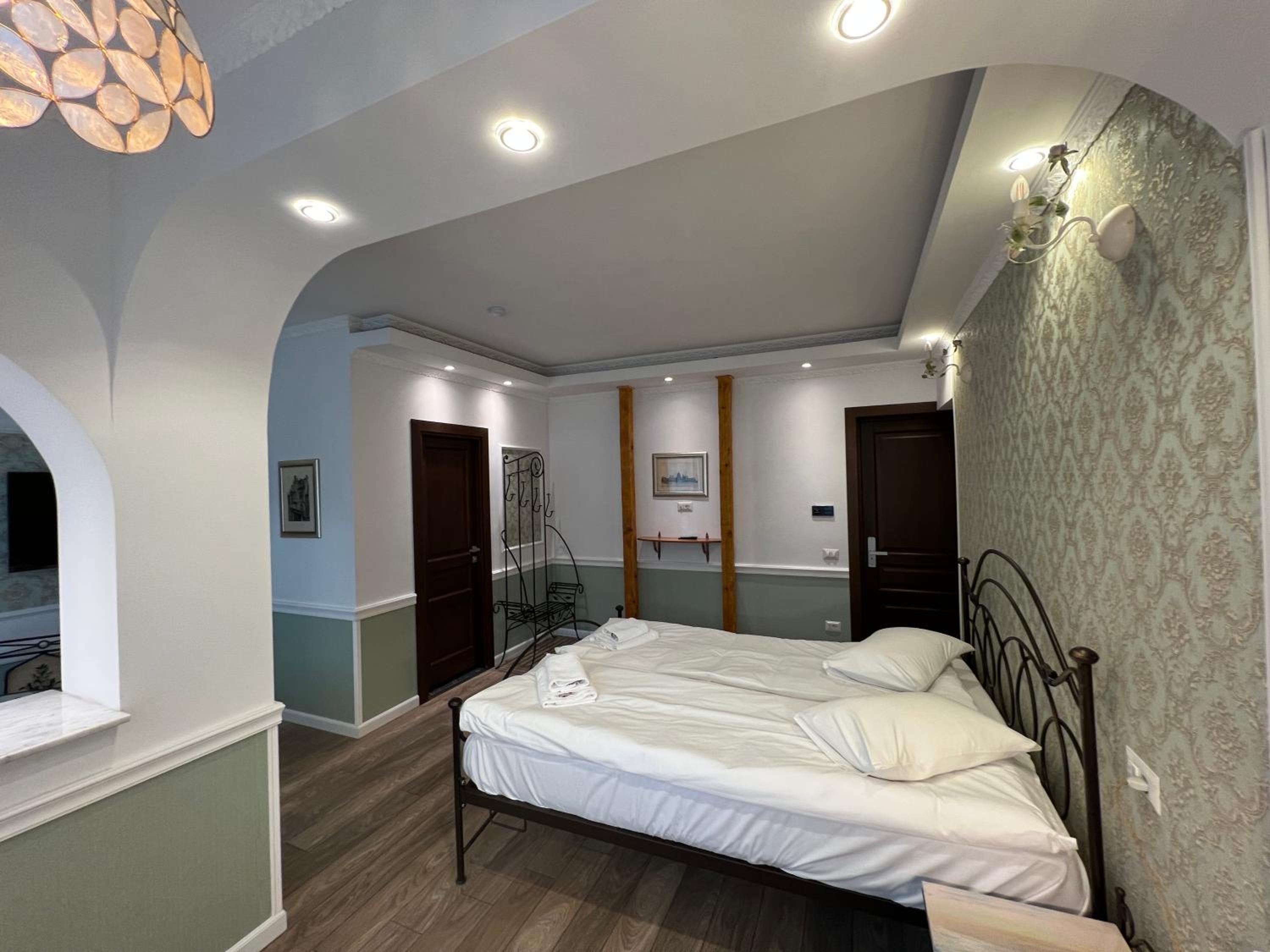 Deluxe Double Room - Photo 19