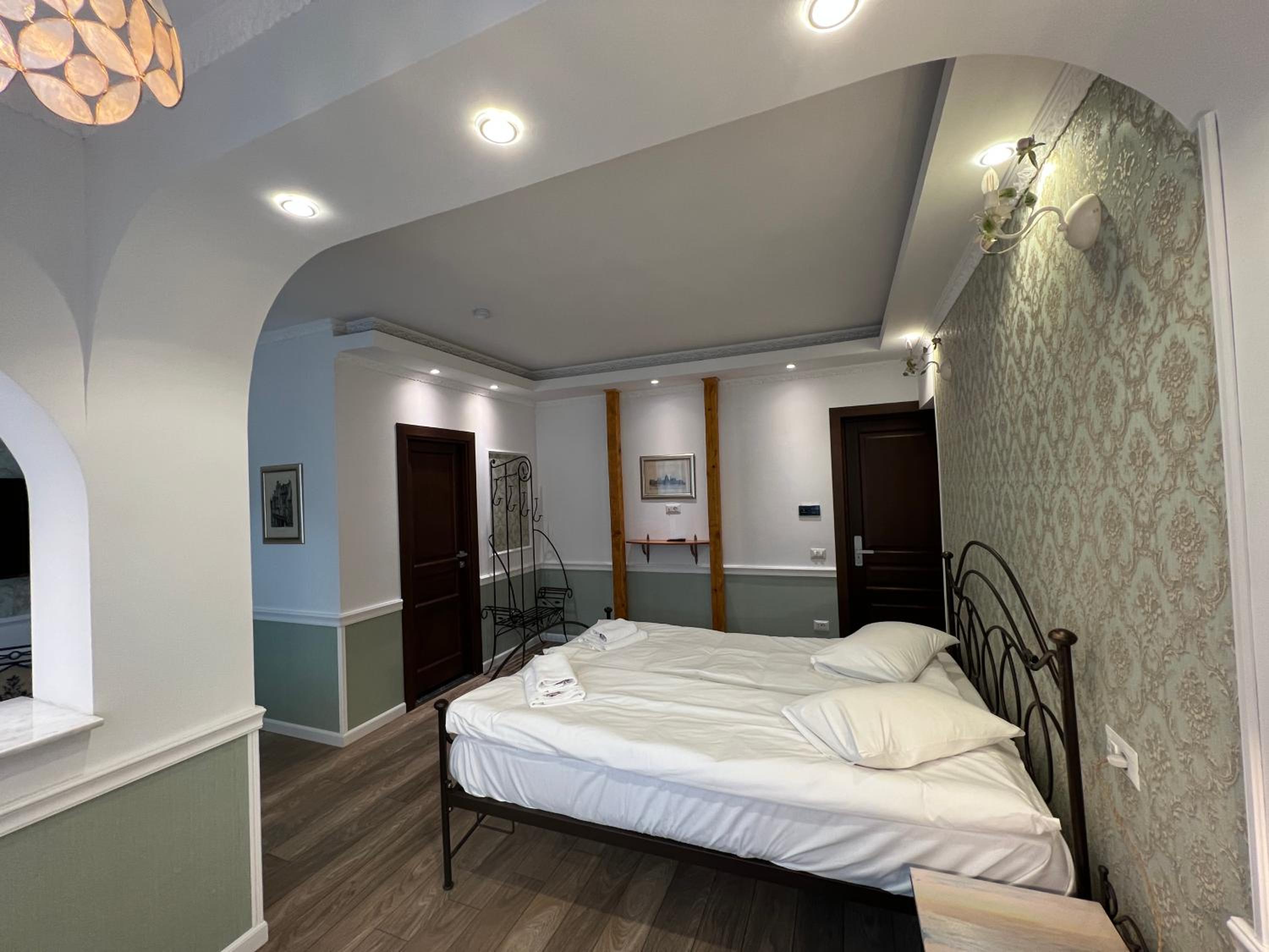 Deluxe Double Room - Photo 16
