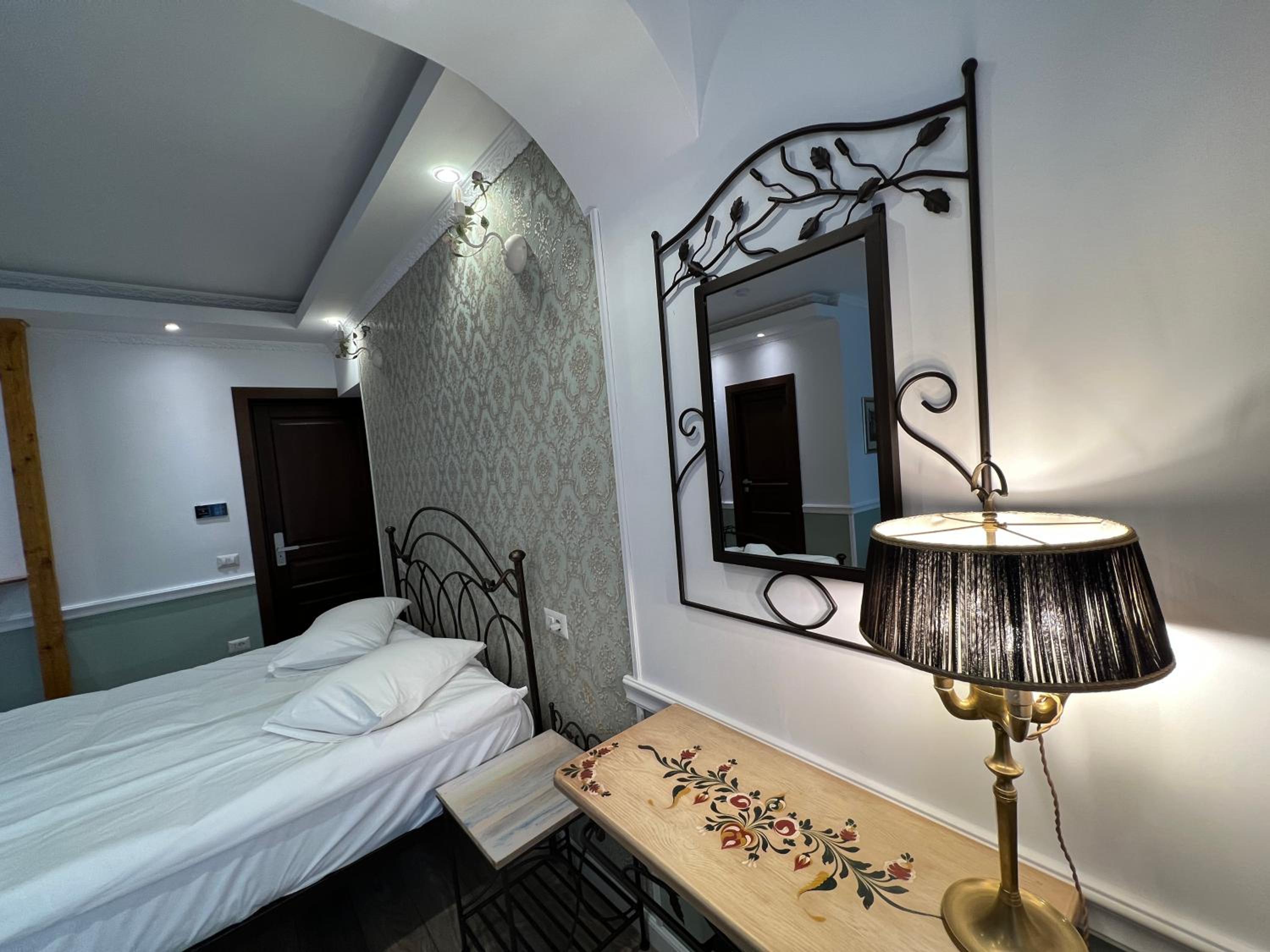 Deluxe Double Room - Photo 17
