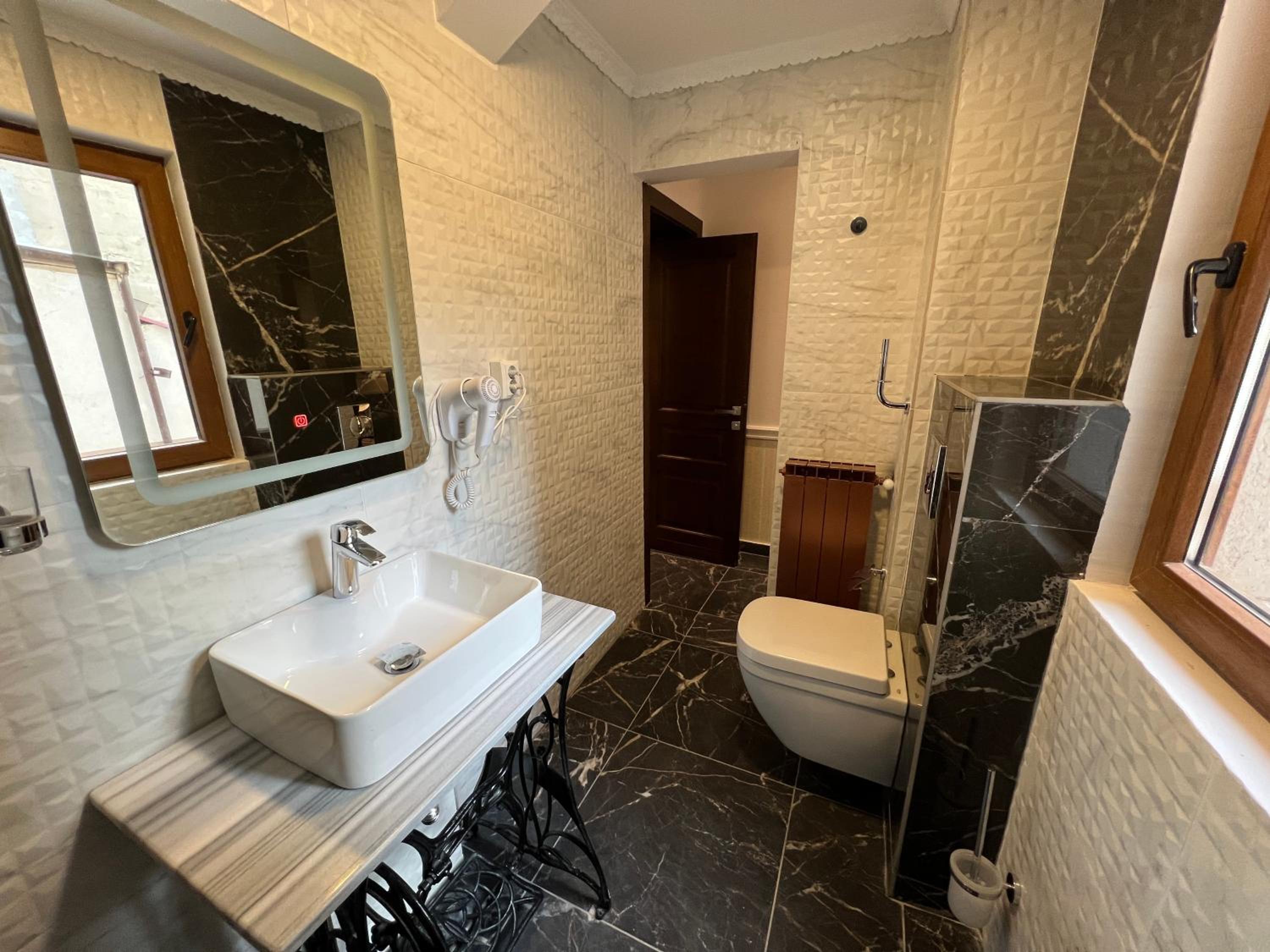 Deluxe Double Room - Photo 18