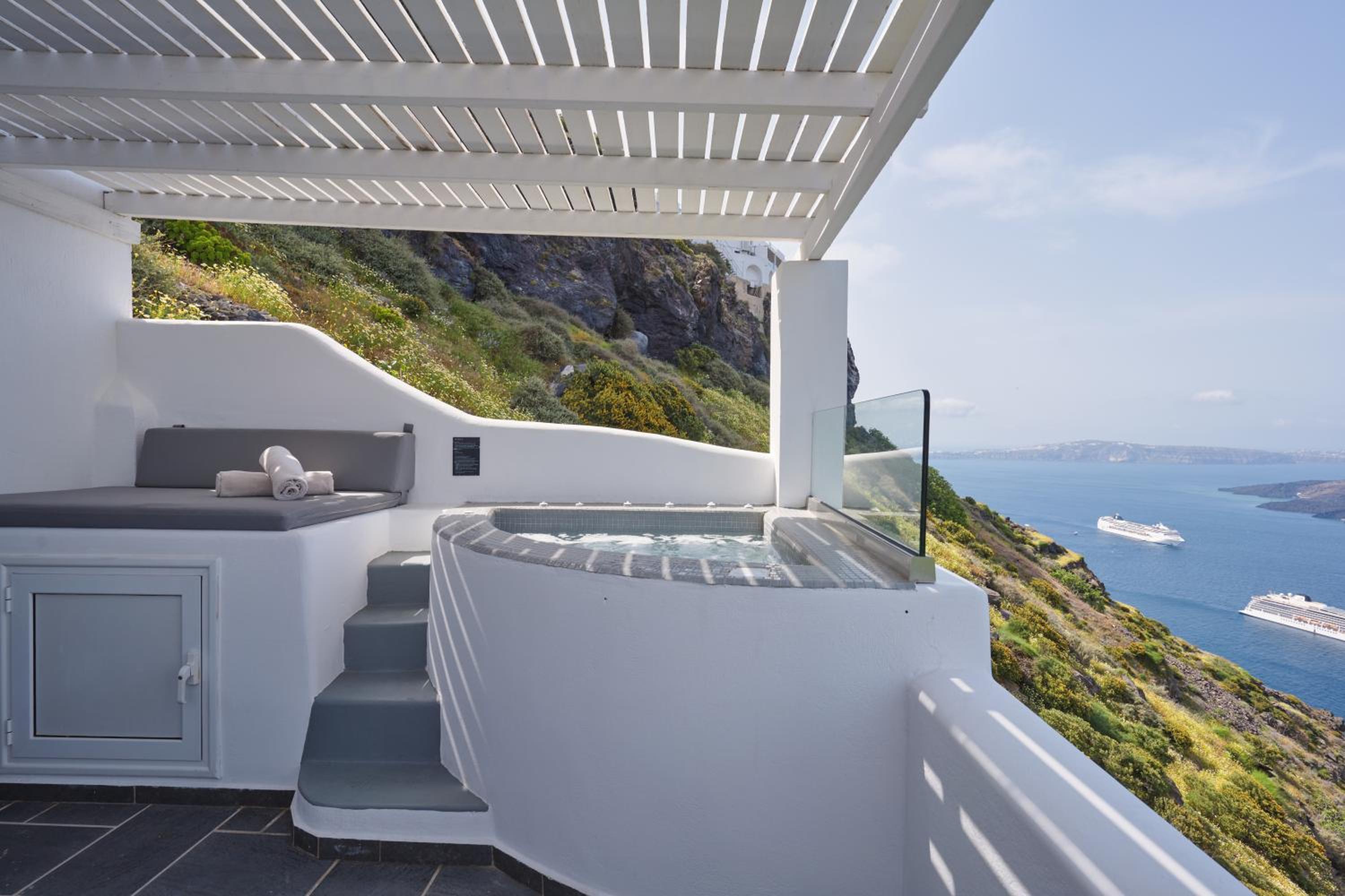Prestige Double Room with Outdoor Hot Tub and Caldera View - Photo 4