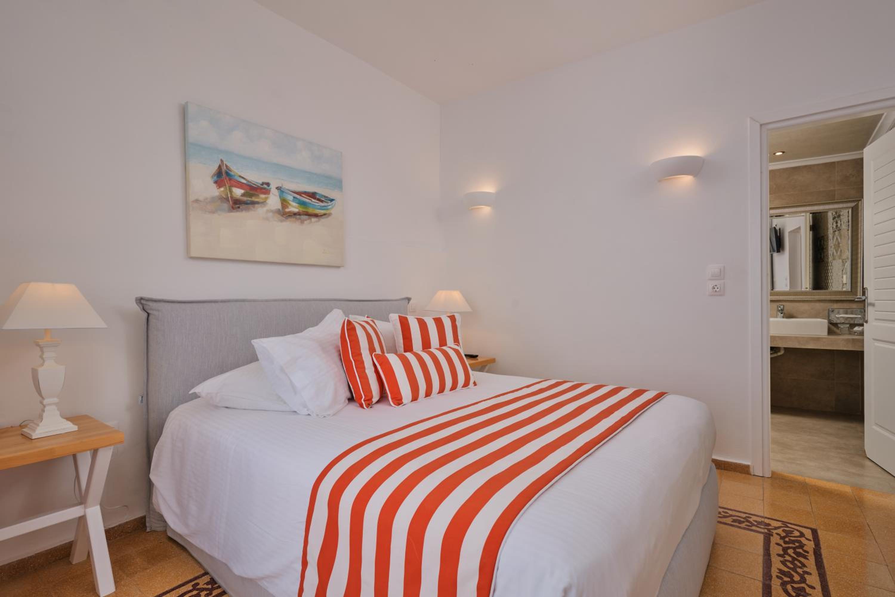 Superior Suite with Caldera View - Photo 14