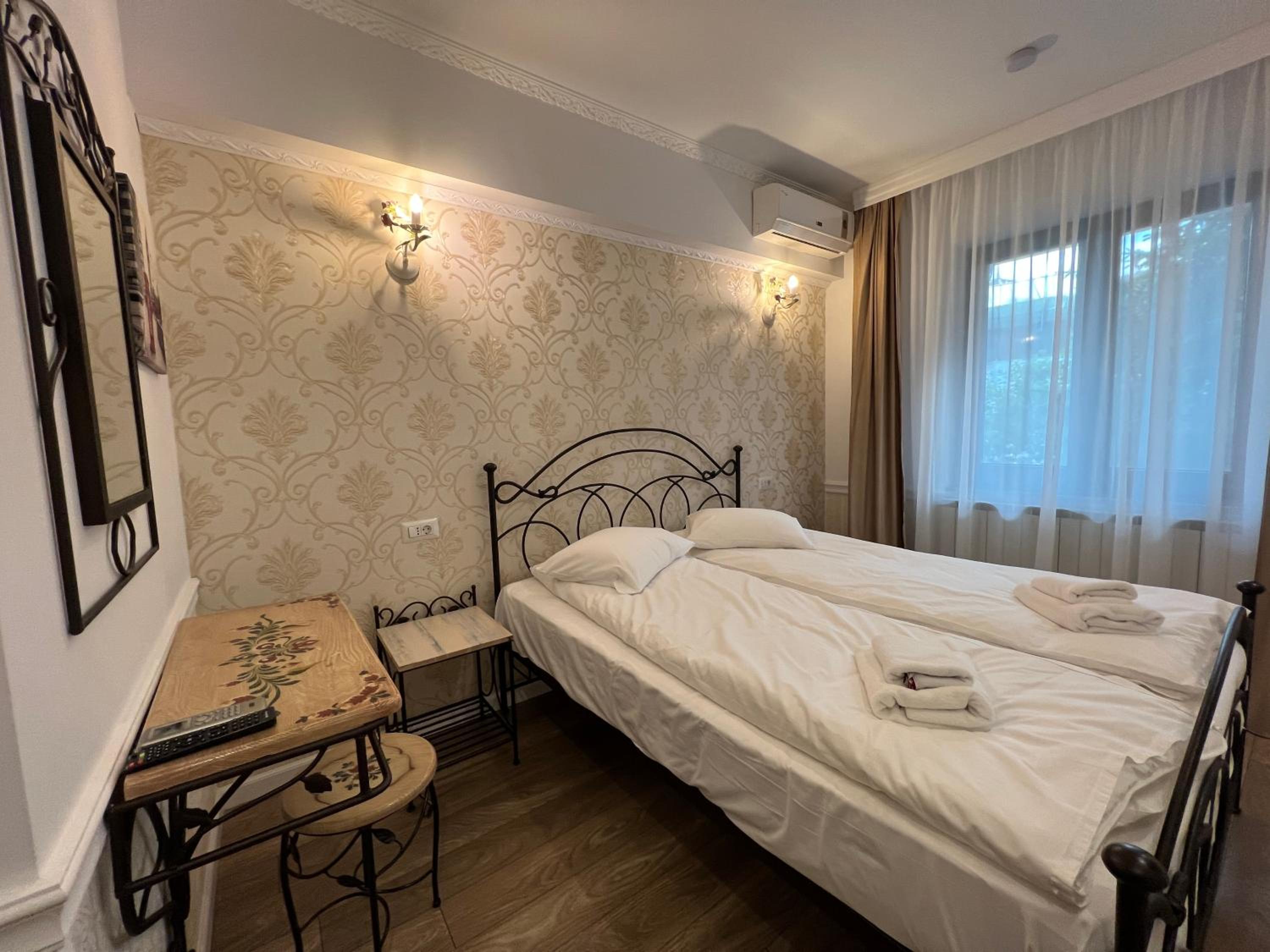 Standard Queen Room - Photo 13