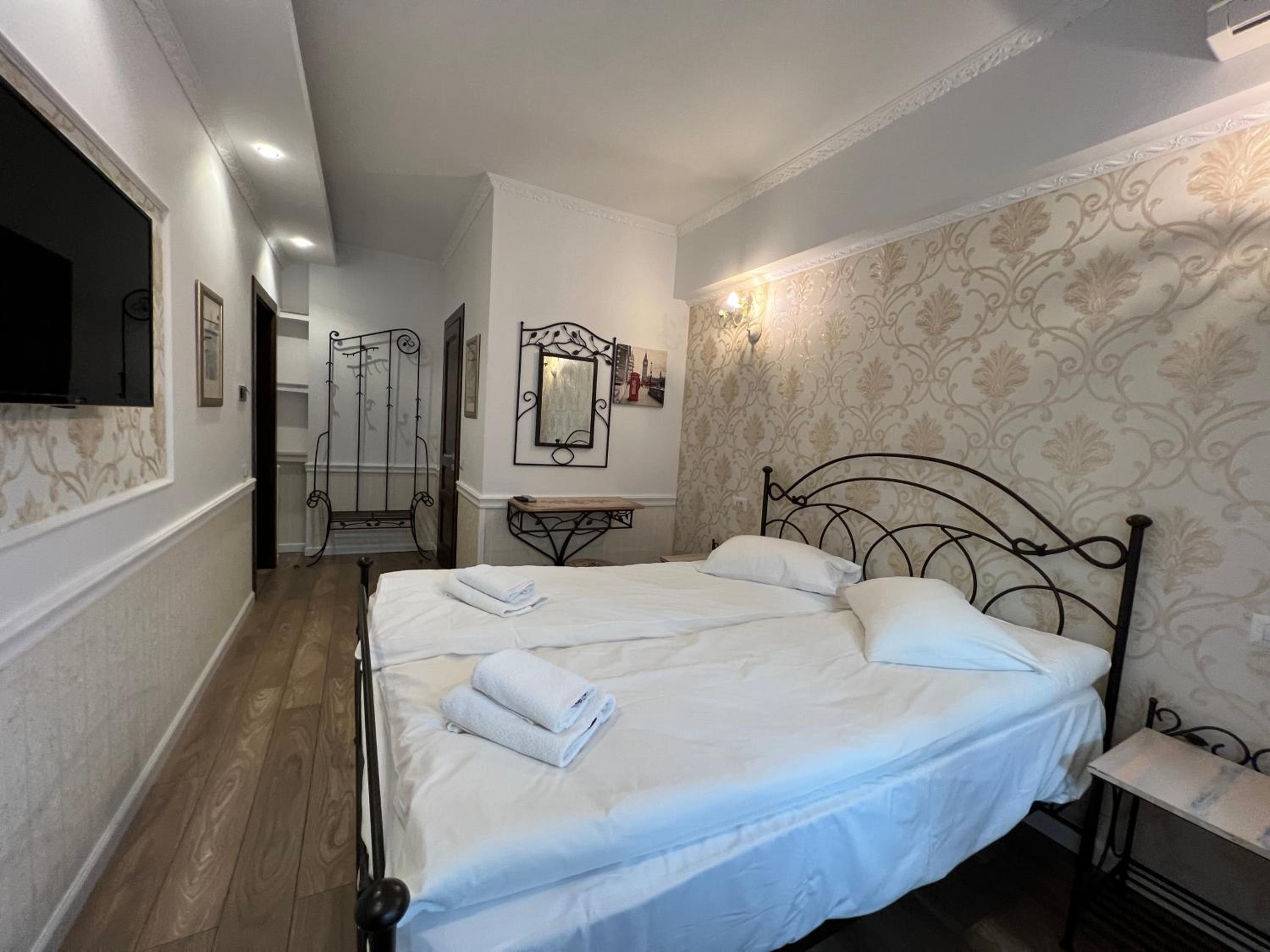 Standard Queen Room - Photo 12