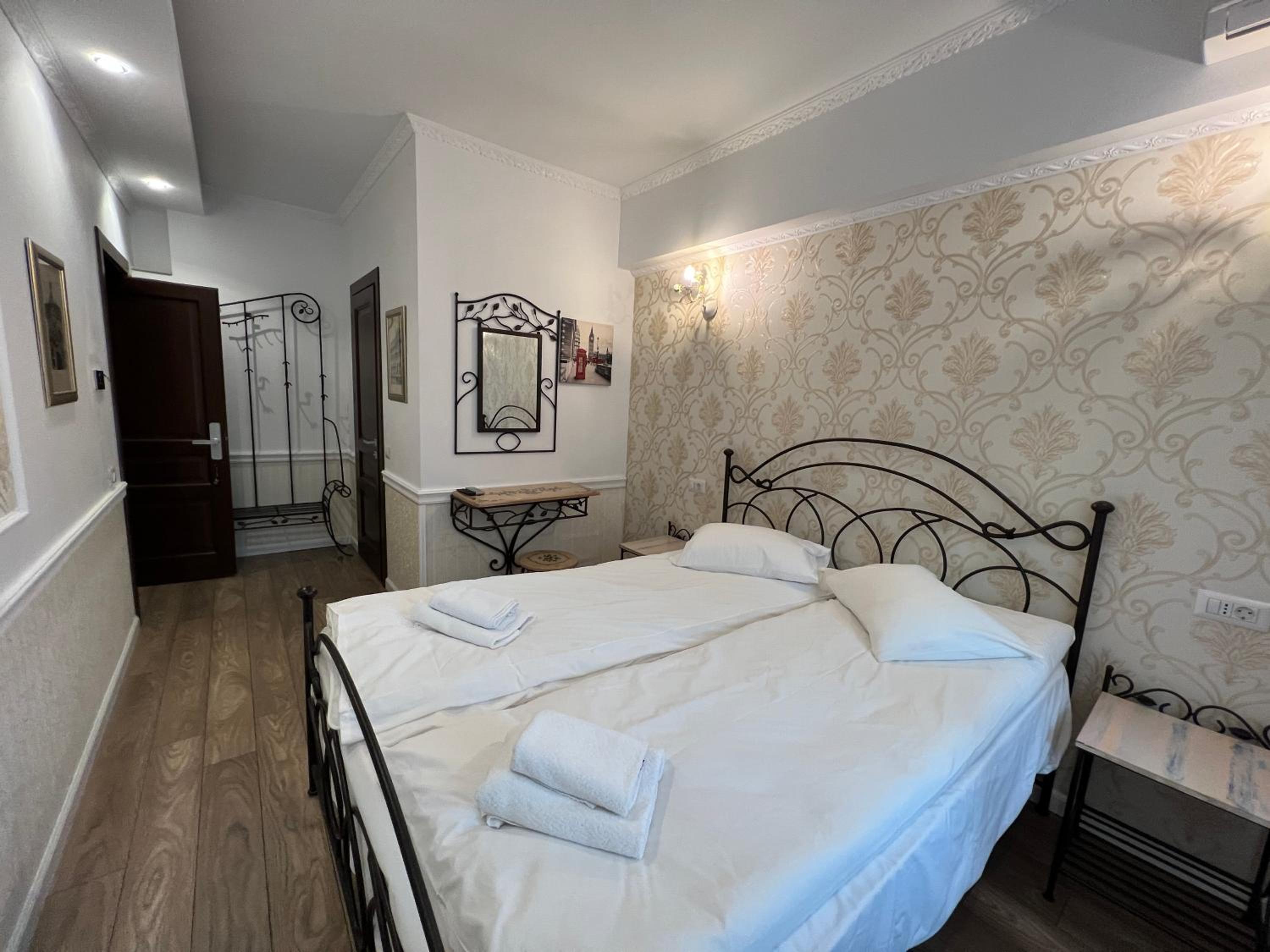 Standard Queen Room - Photo 11