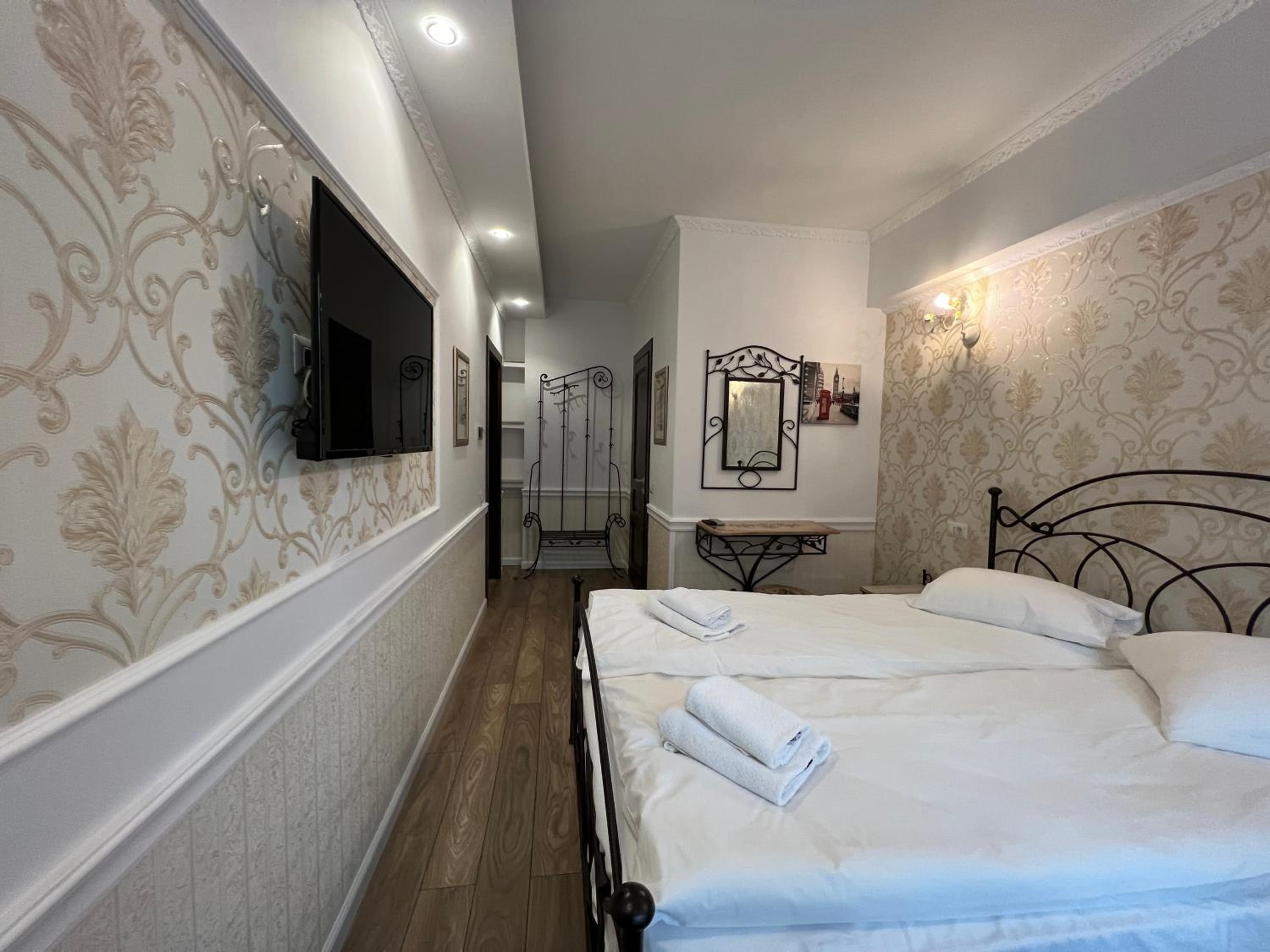 Standard Queen Room - Photo 10