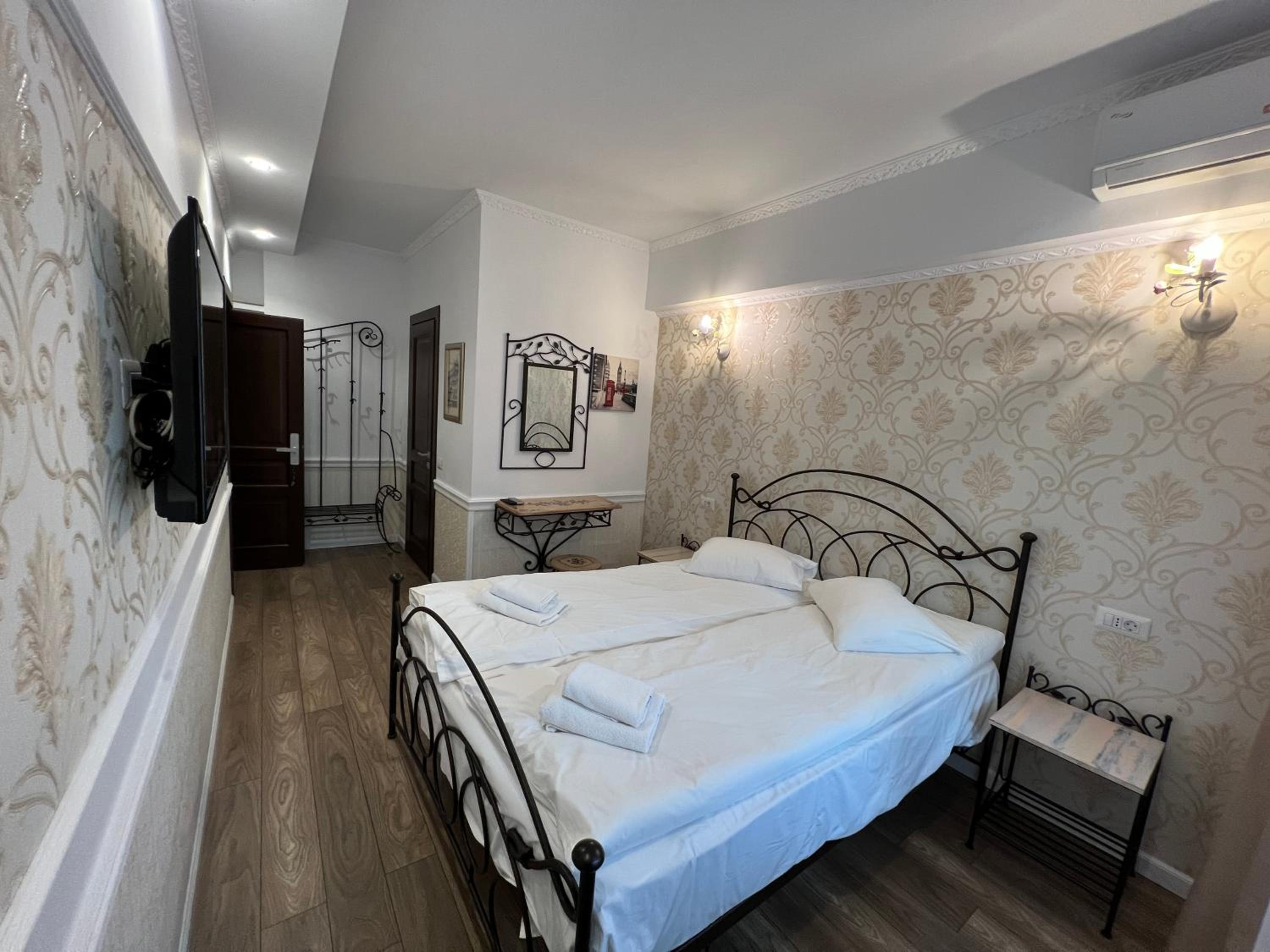Standard Queen Room - Photo 9