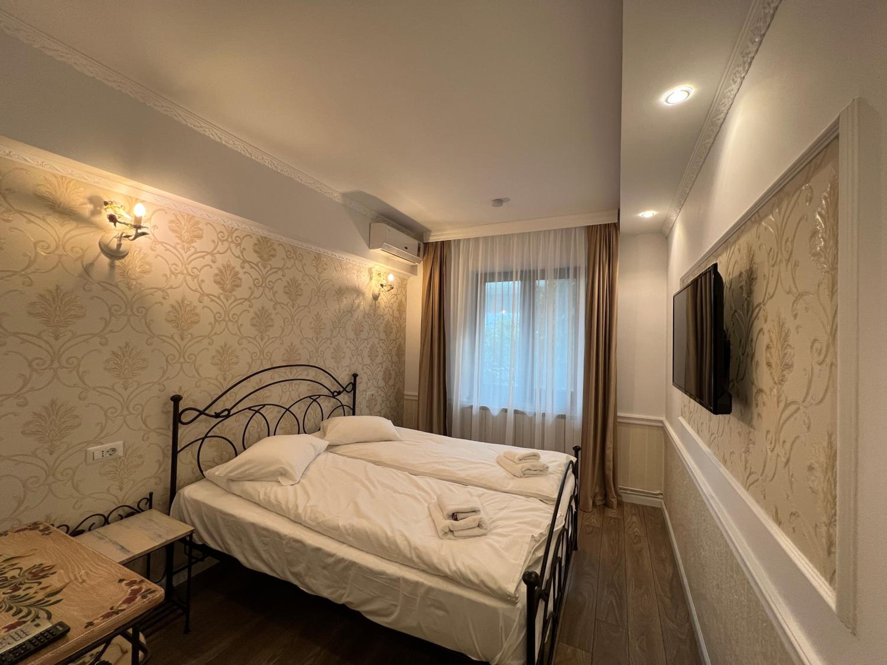 Standard Queen Room - Photo 16
