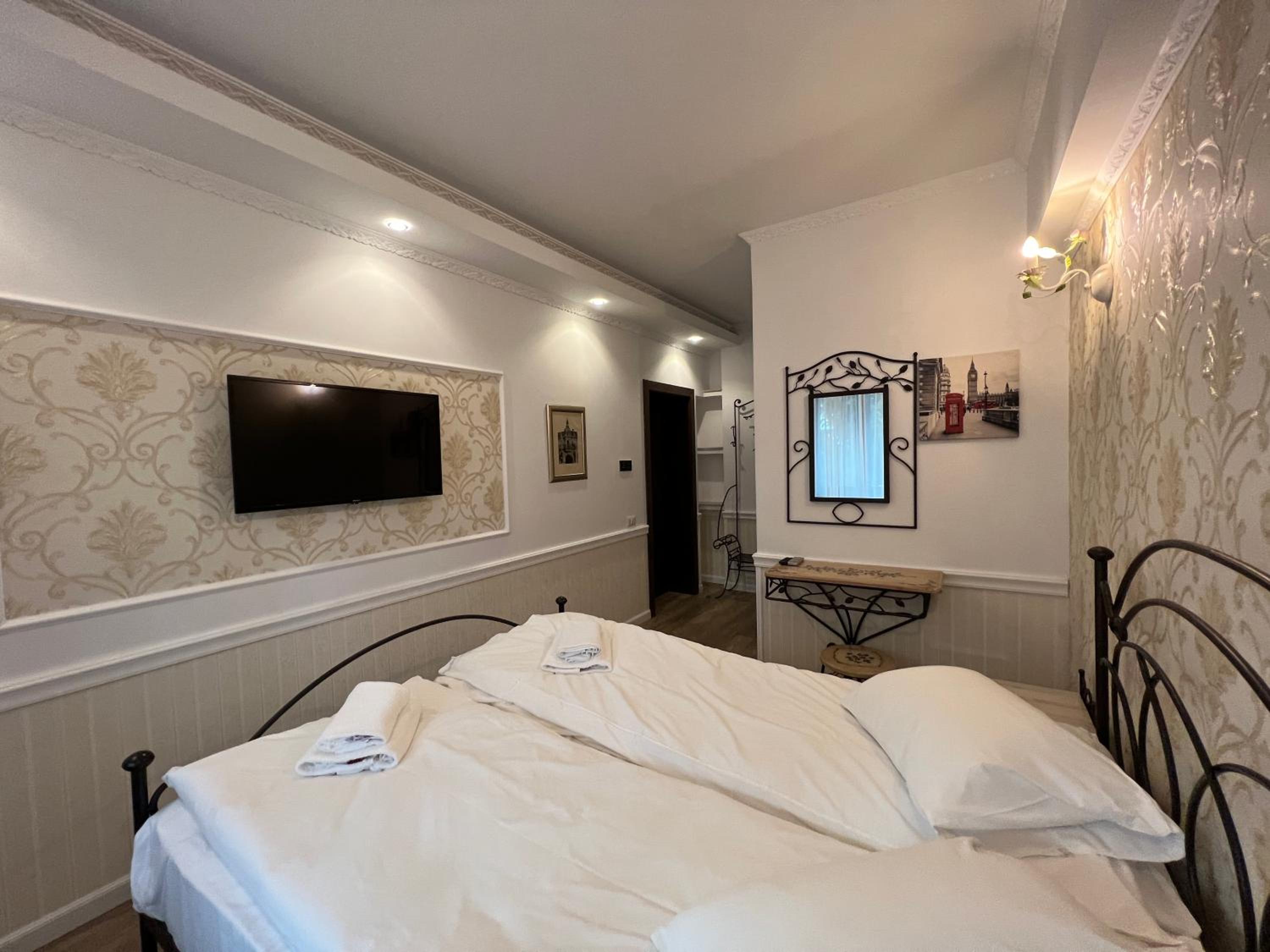 Standard Queen Room - Photo 8