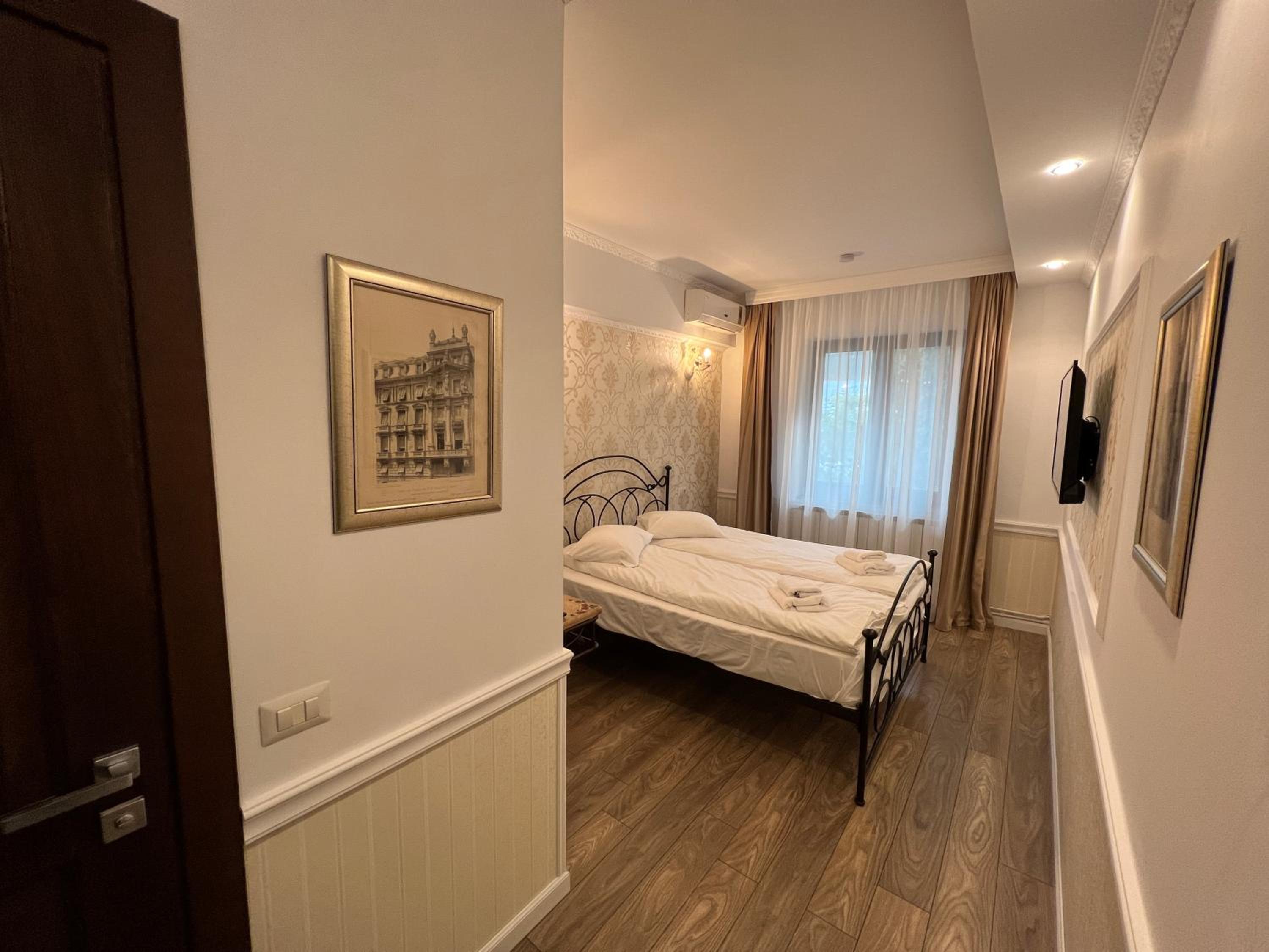 Standard Queen Room - Photo 7