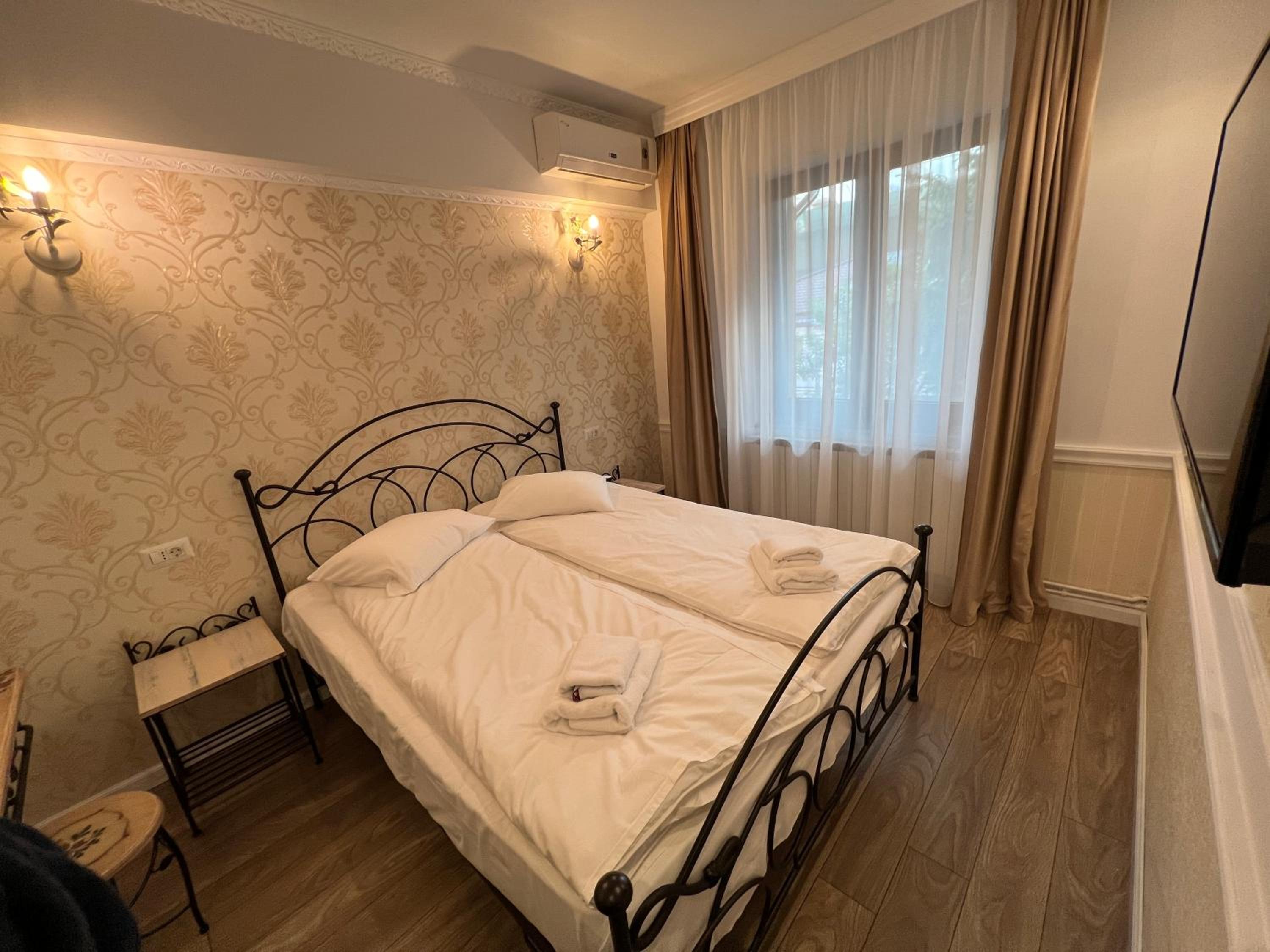 Standard Queen Room - Photo 19