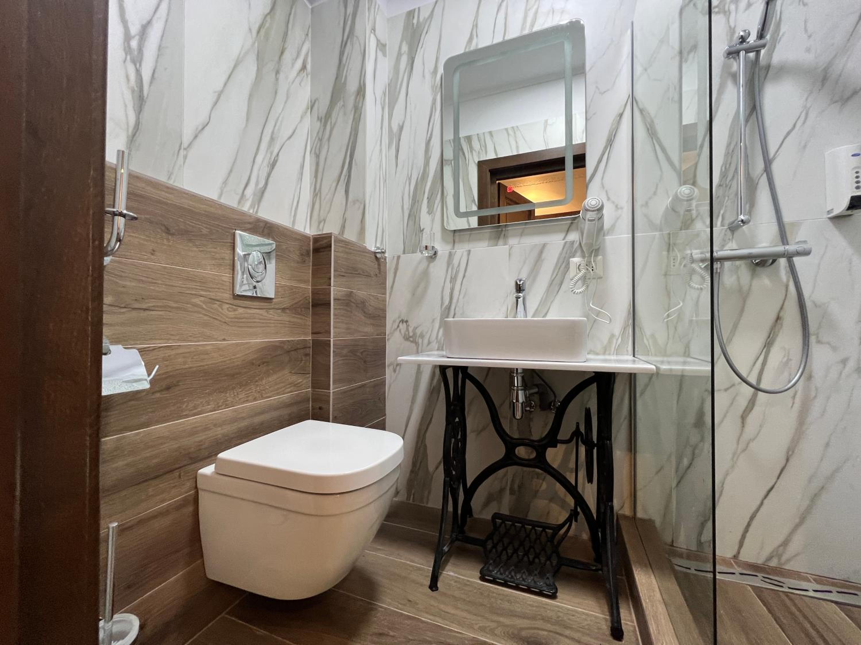 Standard Queen Room - Photo 18