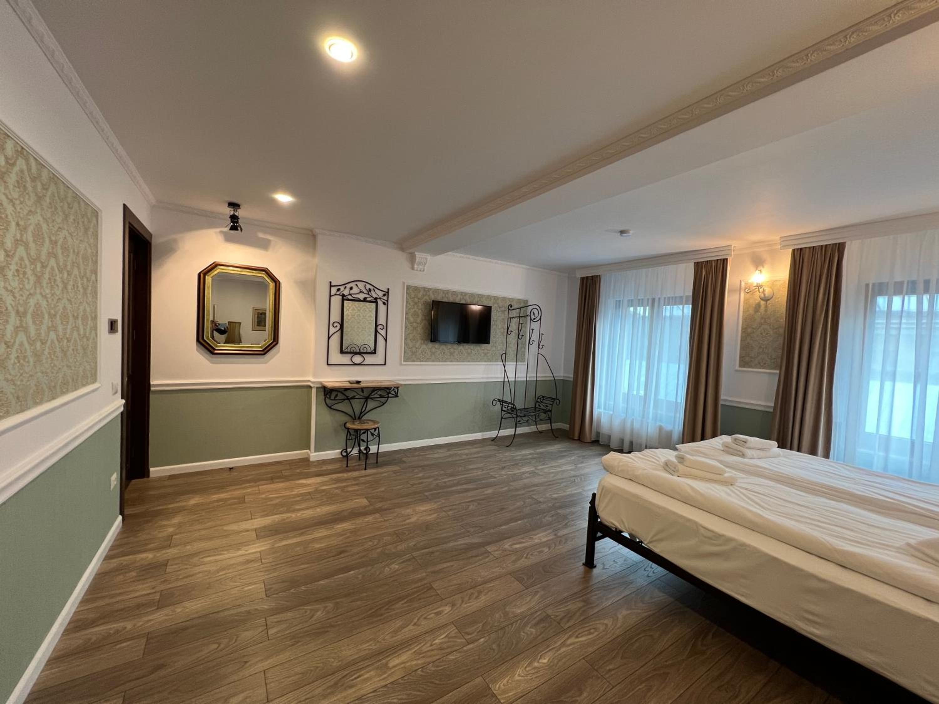 Superior King Room - Photo 1
