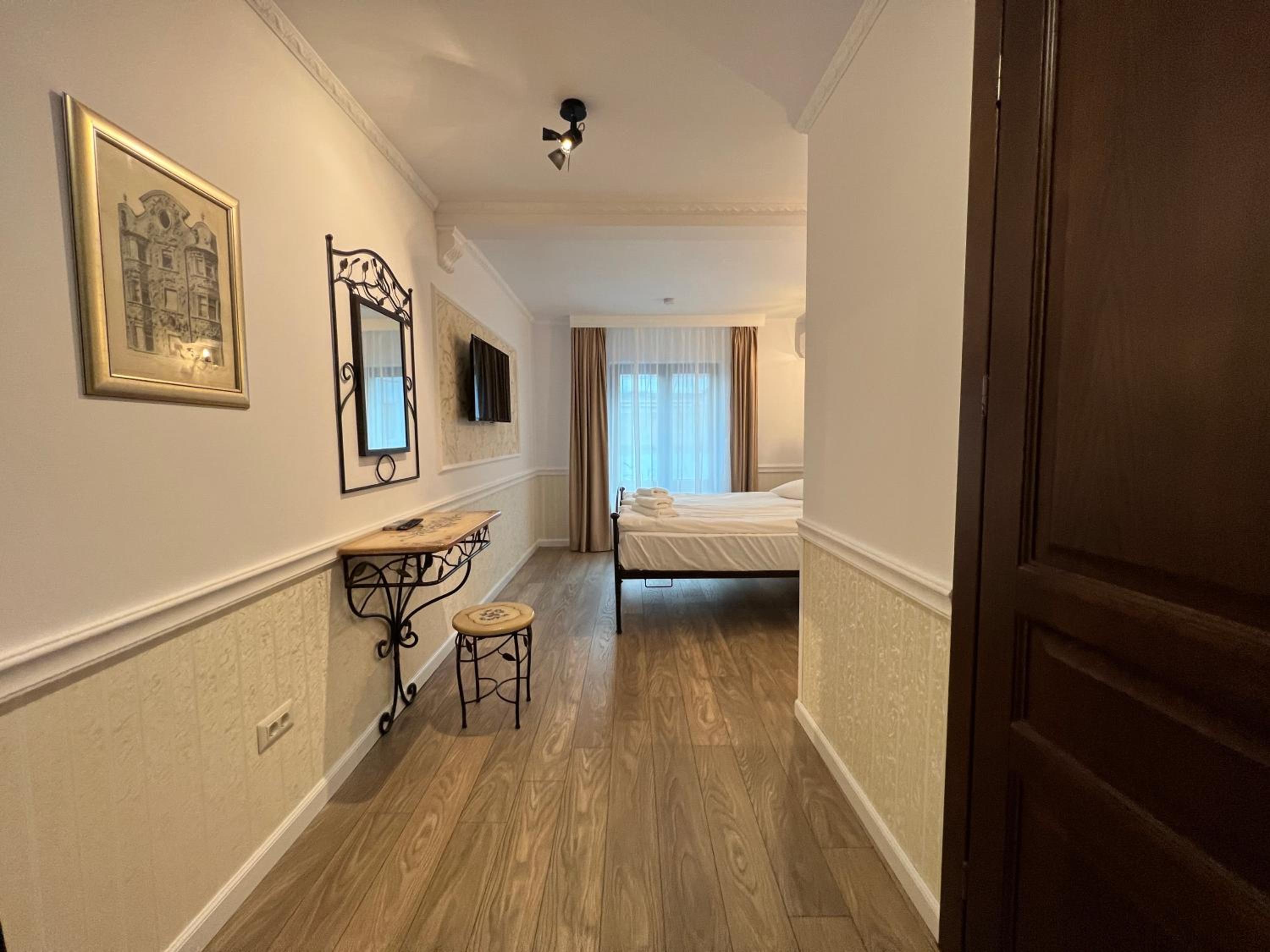 Deluxe Queen Room - Photo 7