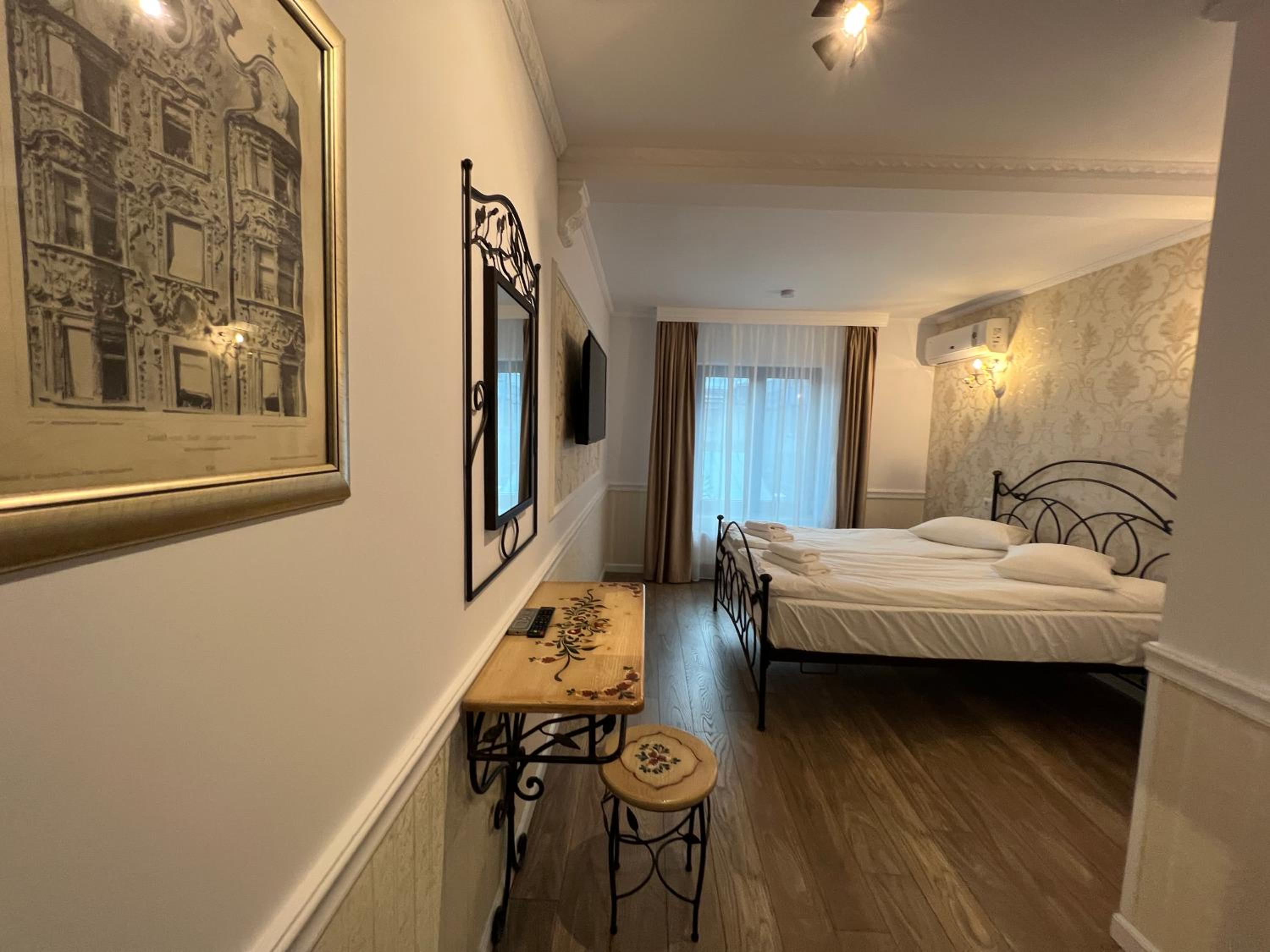 Deluxe Queen Room - Photo 6