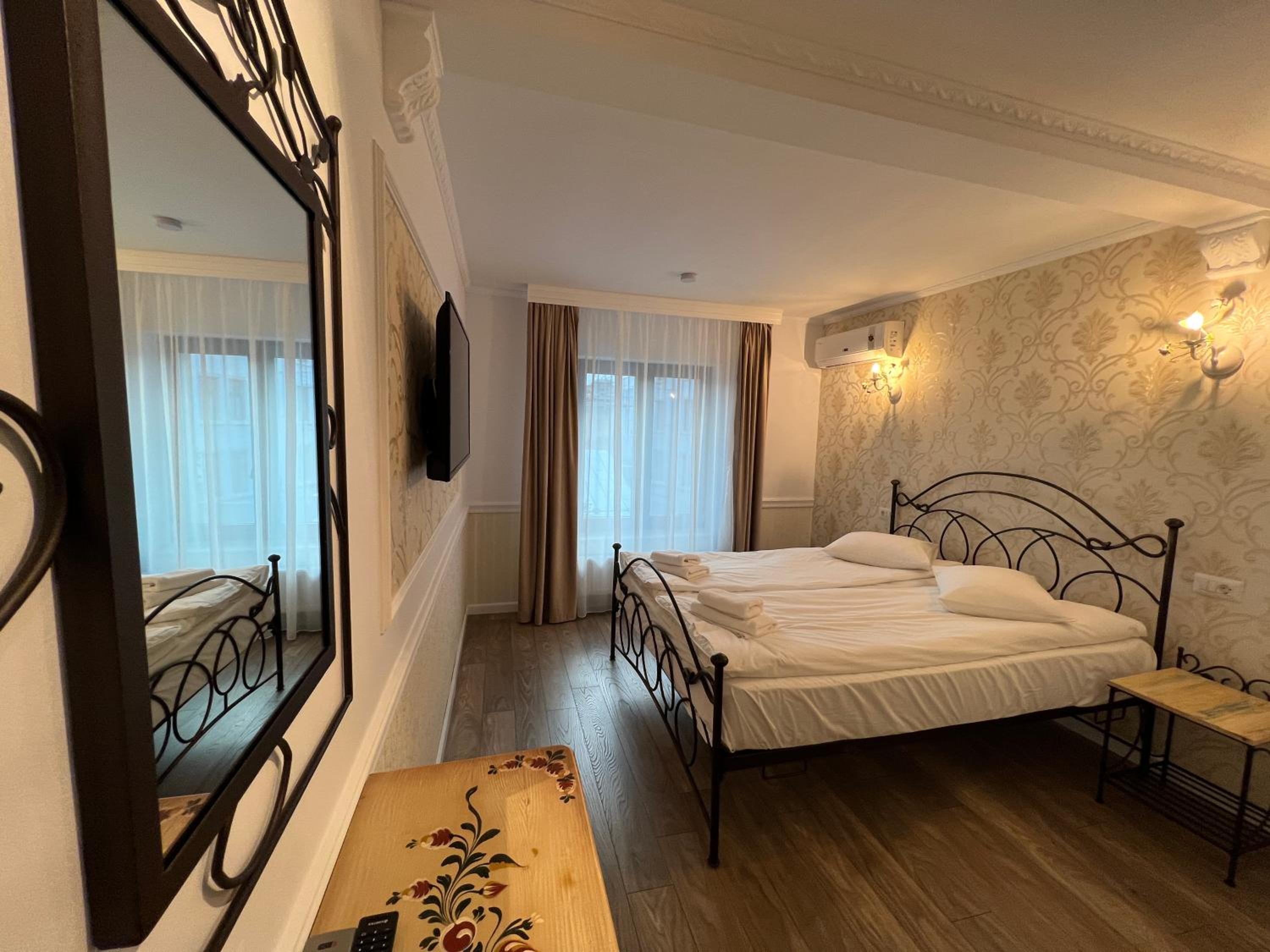 Deluxe Queen Room - Photo 3