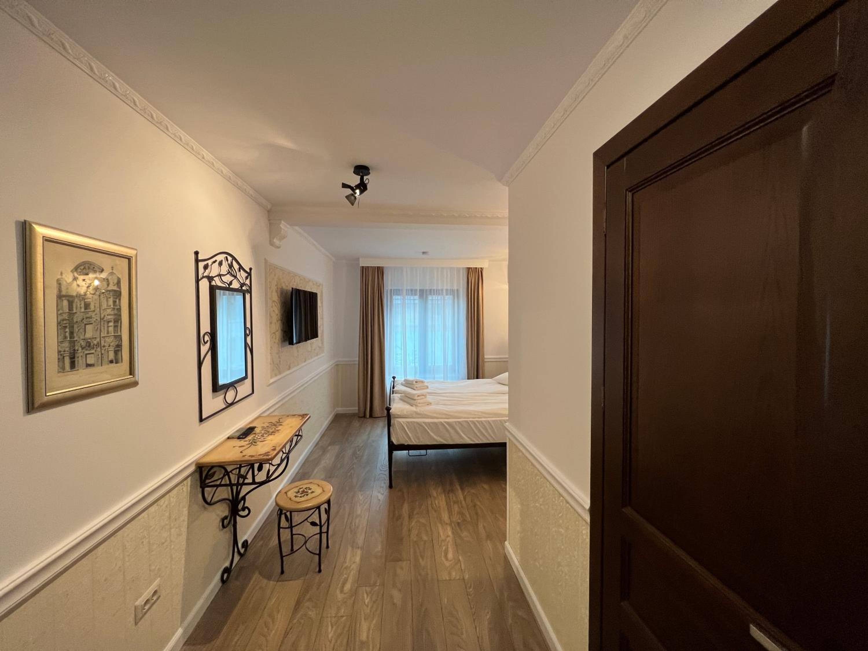 Deluxe Queen Room - Photo 5