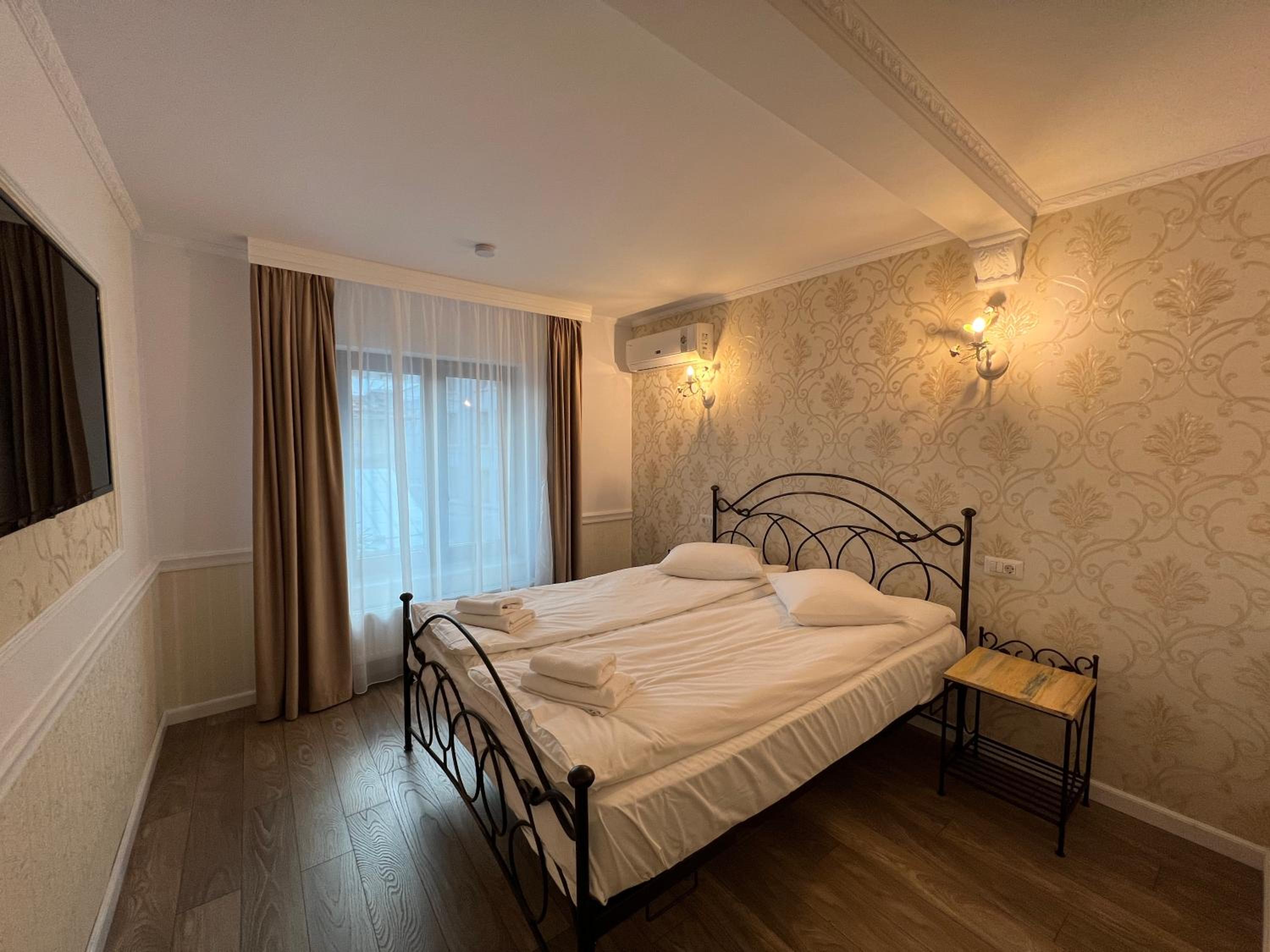Deluxe Queen Room - Photo 18