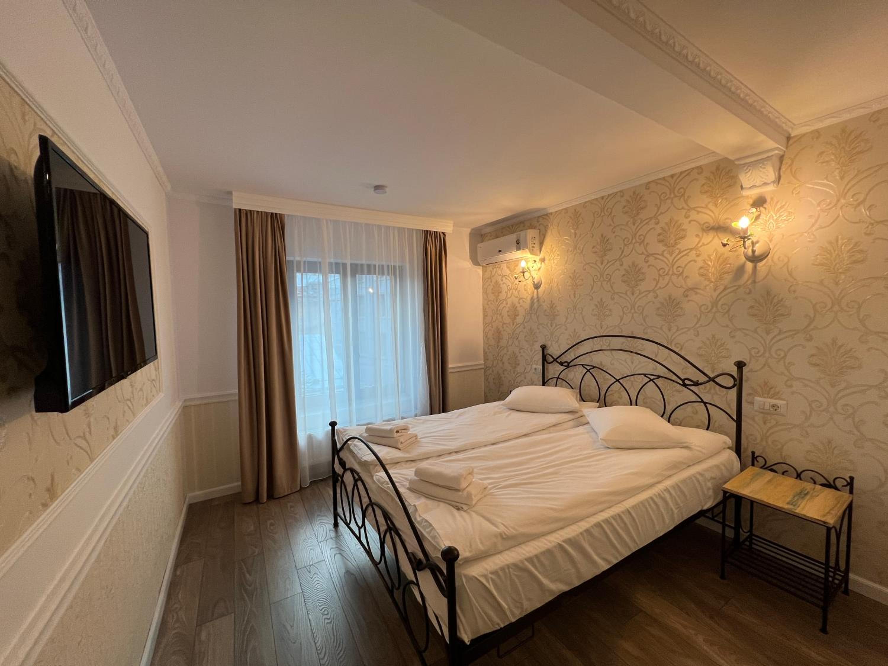 Deluxe Queen Room - Photo 19