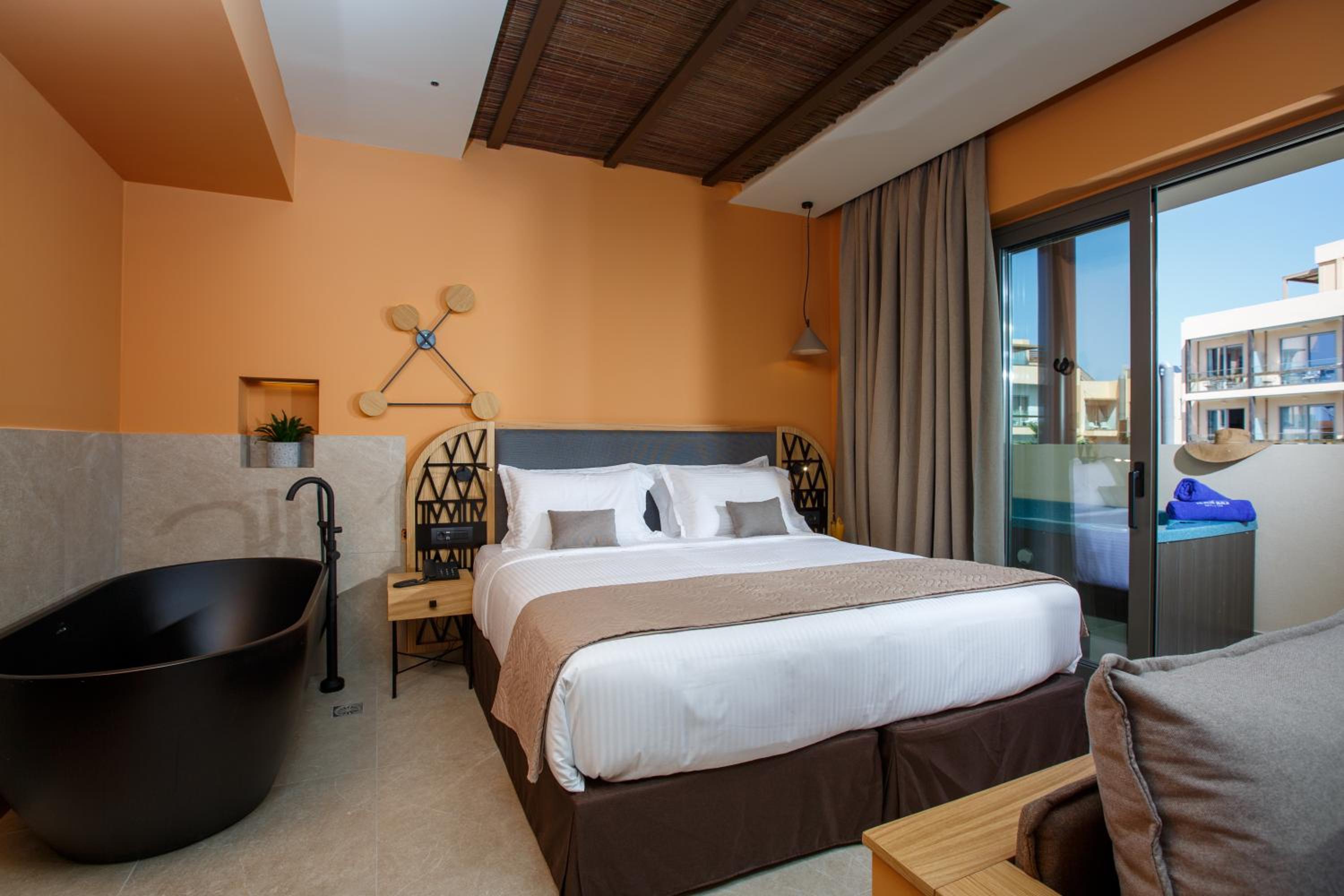 Romantic Deluxe Suite with Jacuzzi - Photo 8