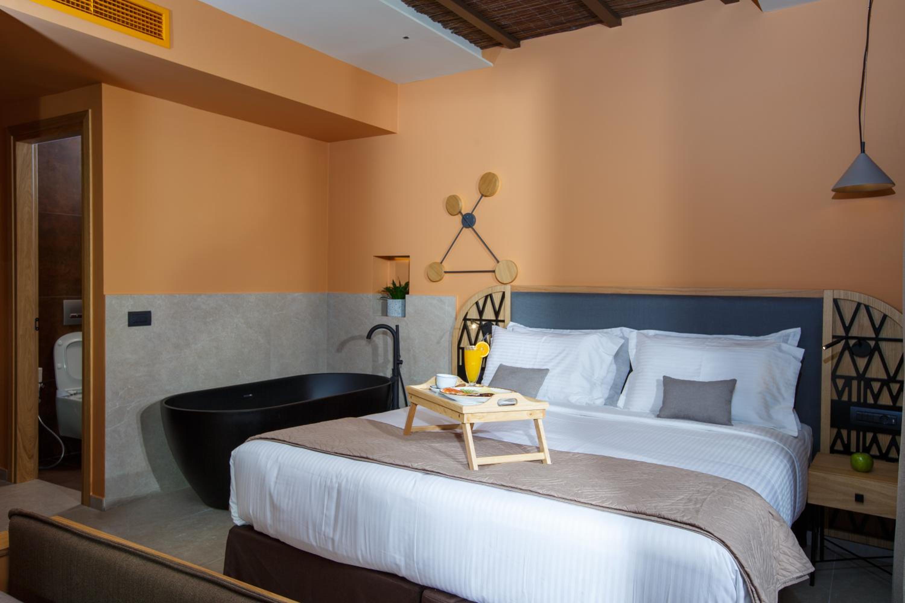 Romantic Deluxe Suite with Jacuzzi - Photo 7