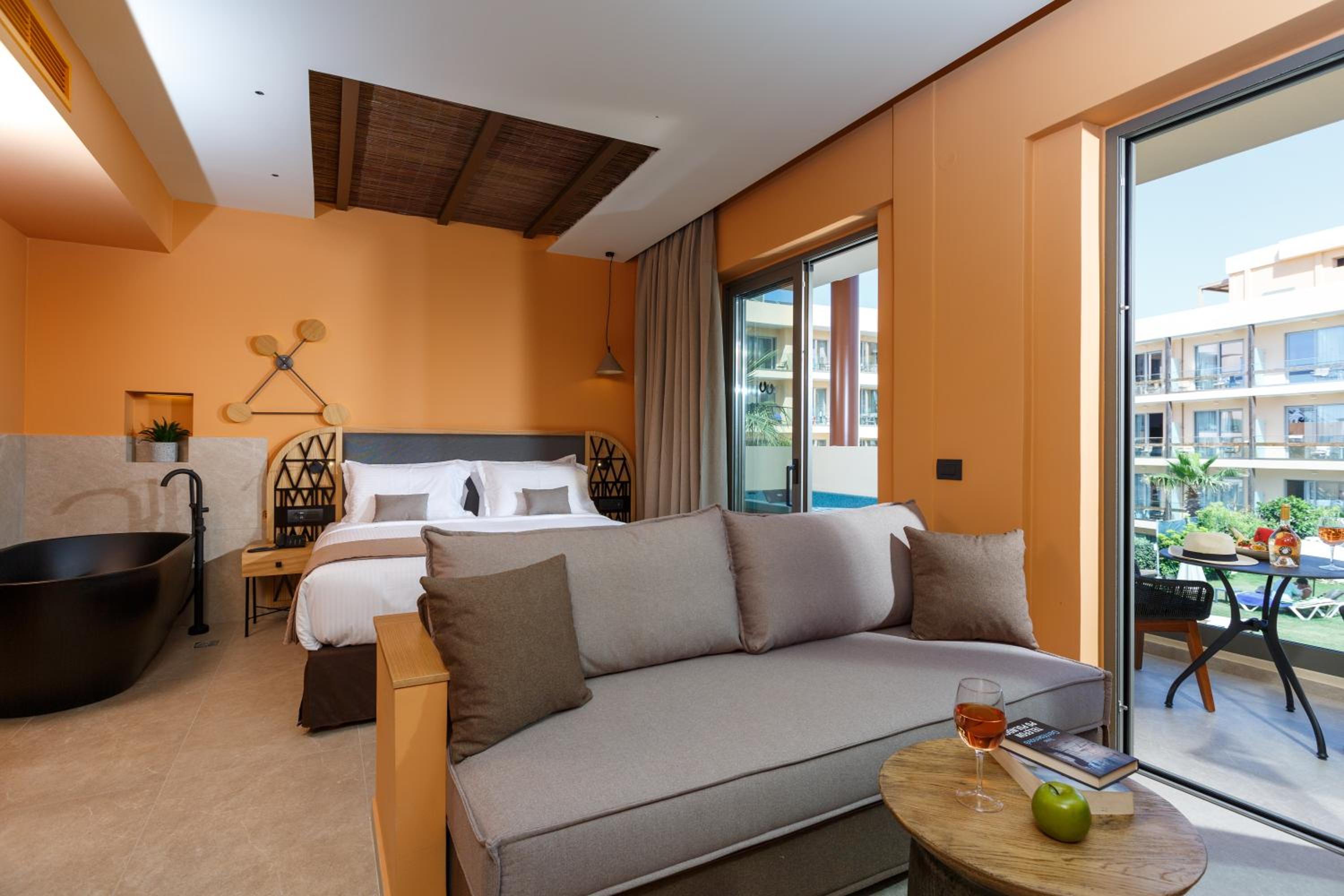 Romantic Deluxe Suite with Jacuzzi - Photo 6