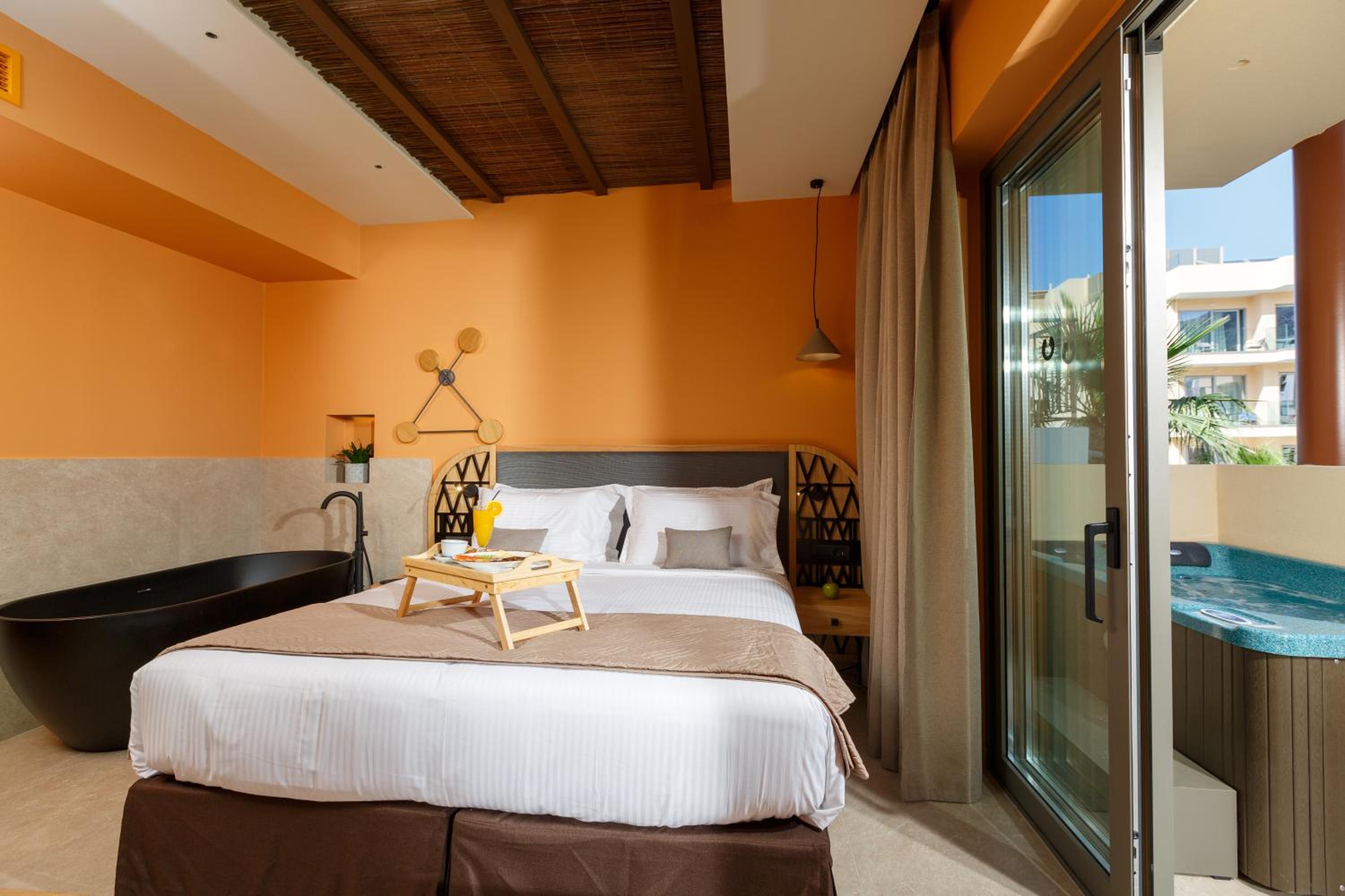 Romantic Deluxe Suite with Jacuzzi - Photo 5