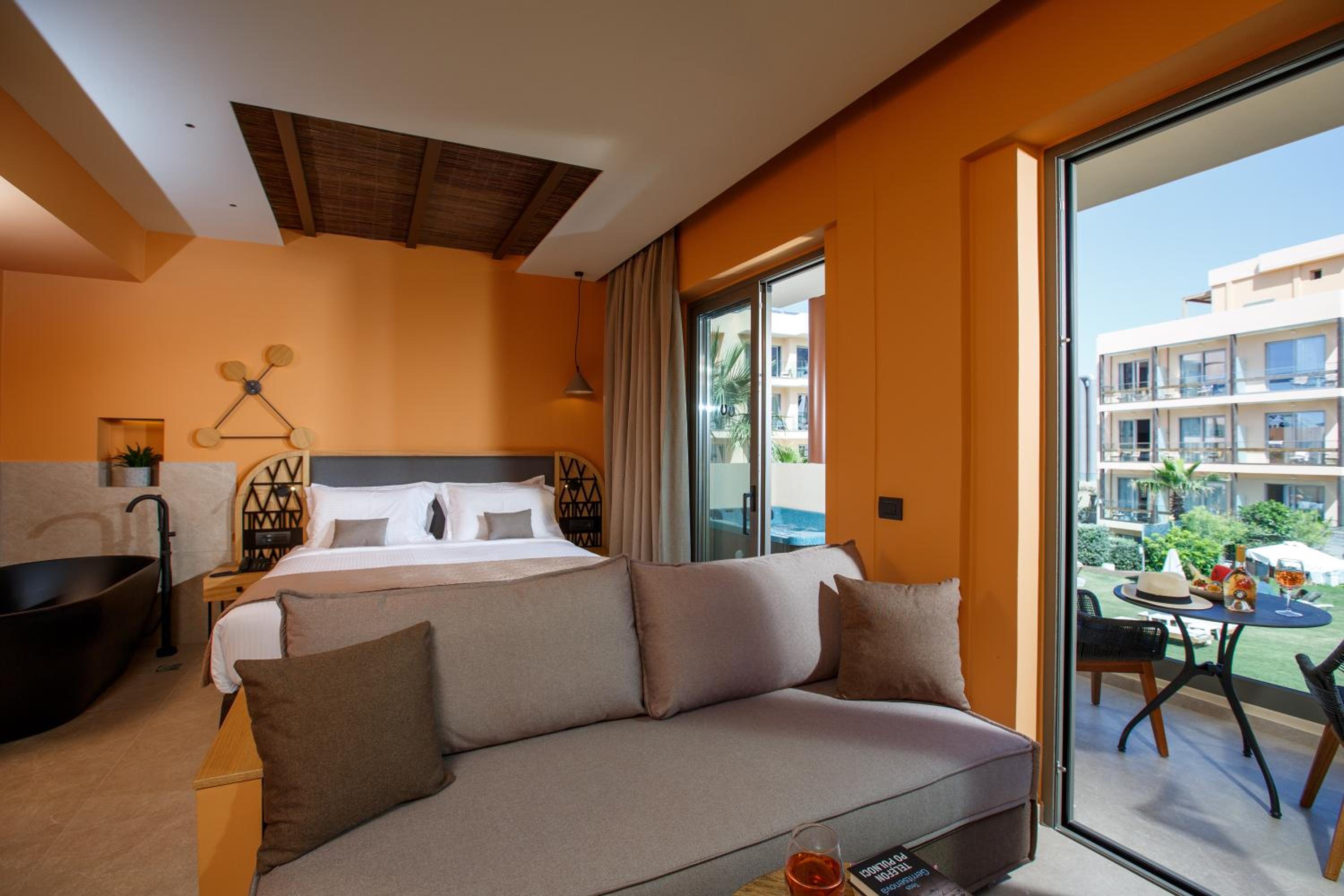 Romantic Deluxe Suite with Jacuzzi - Photo 4