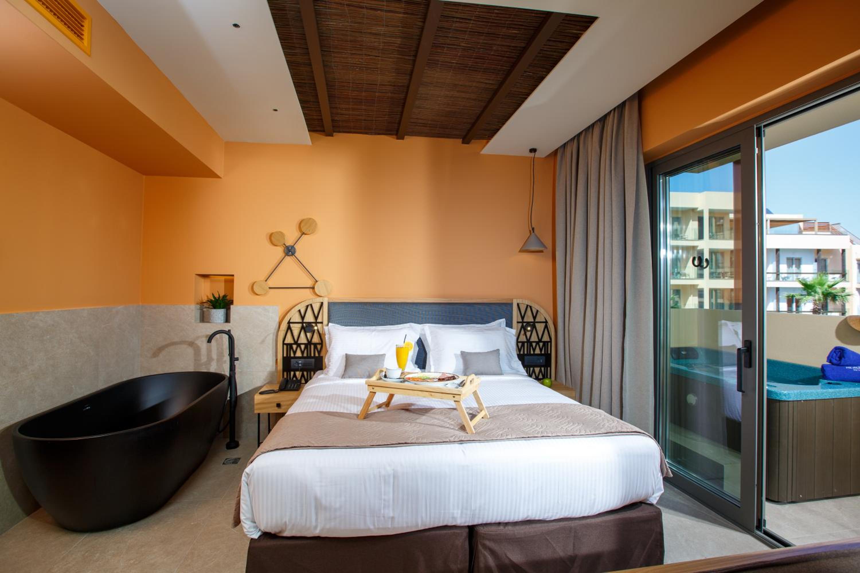 Romantic Deluxe Suite with Jacuzzi - Photo 2