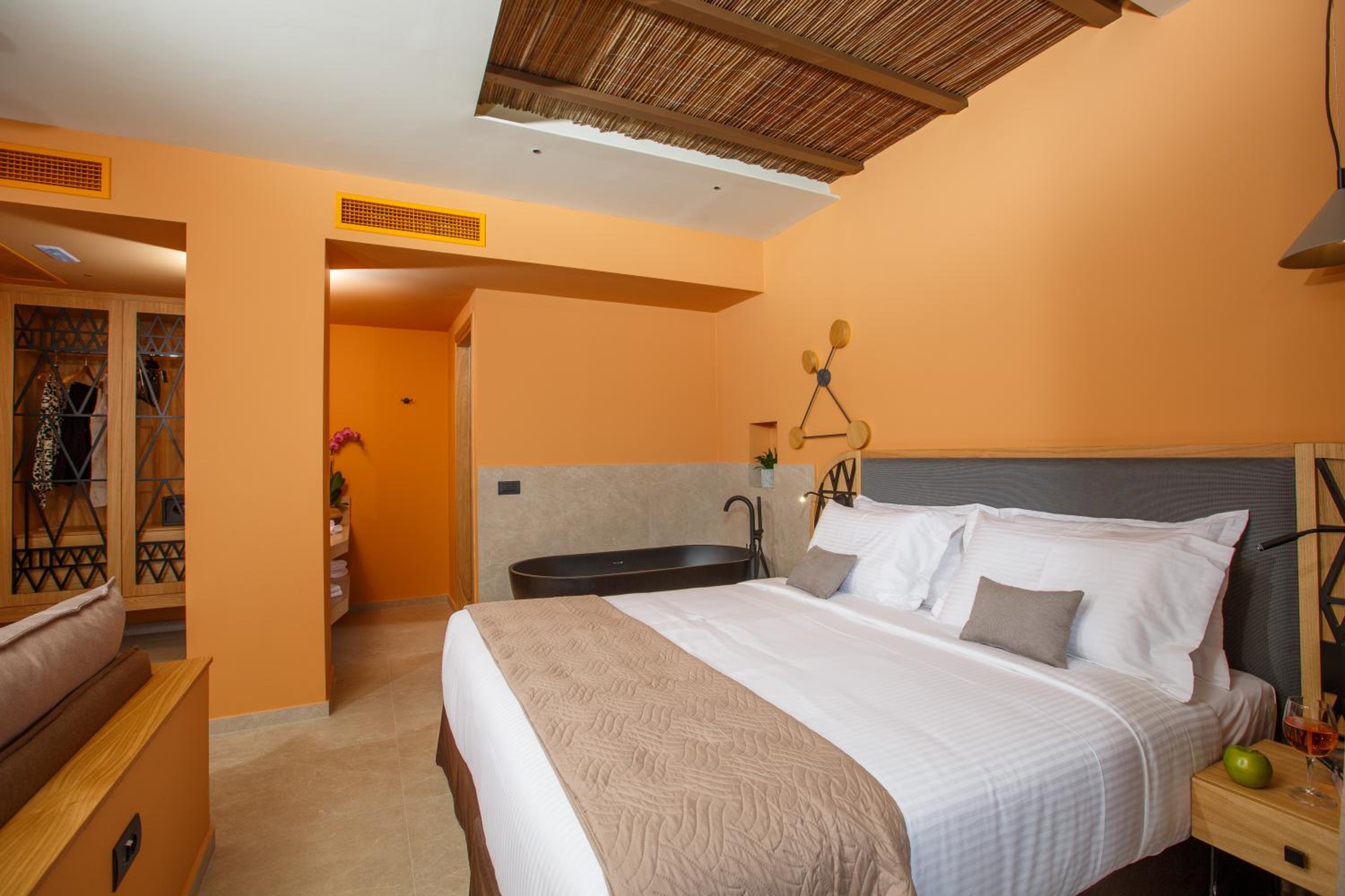 Romantic Deluxe Suite with Jacuzzi - Photo 13