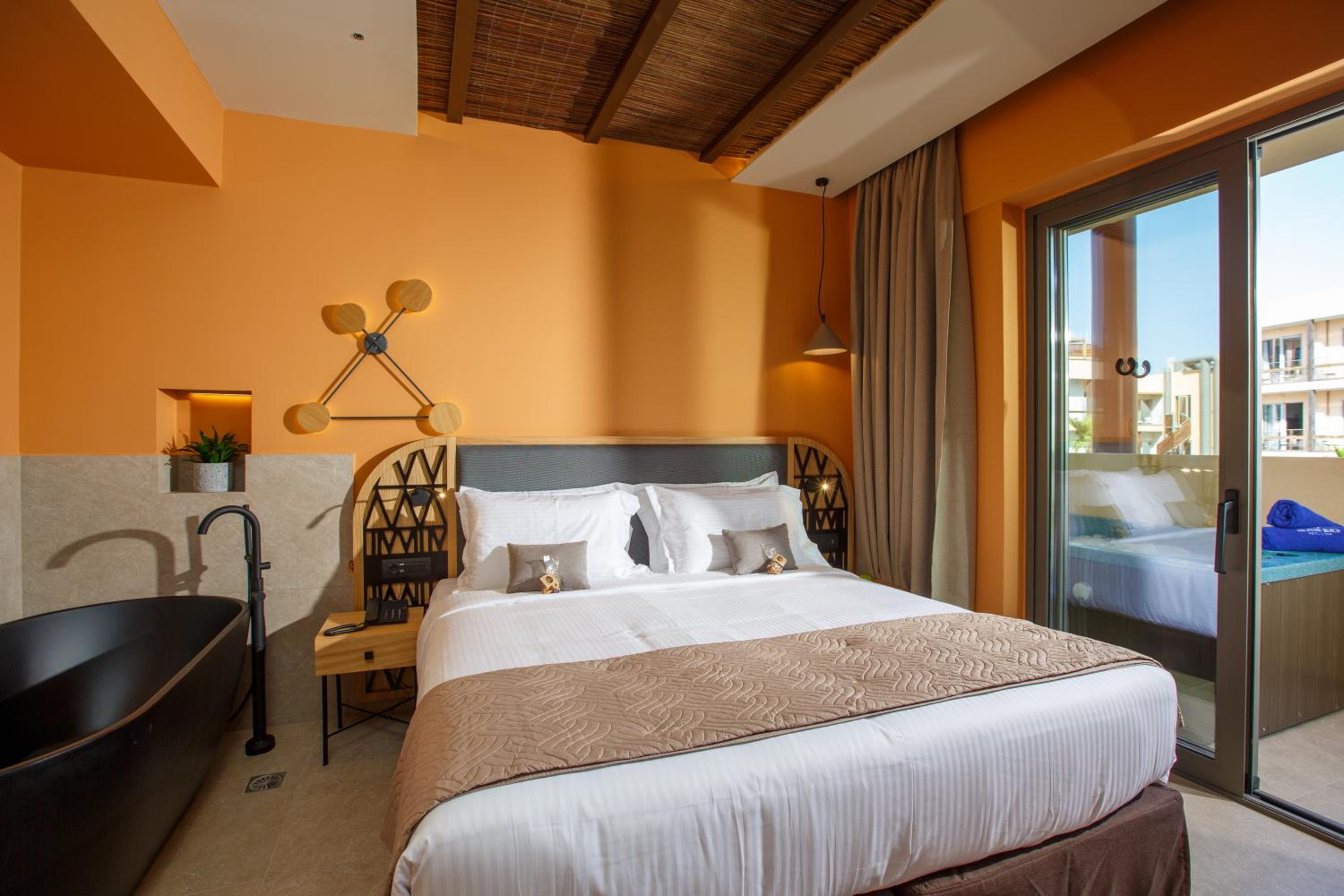 Romantic Deluxe Suite with Jacuzzi - Photo 3