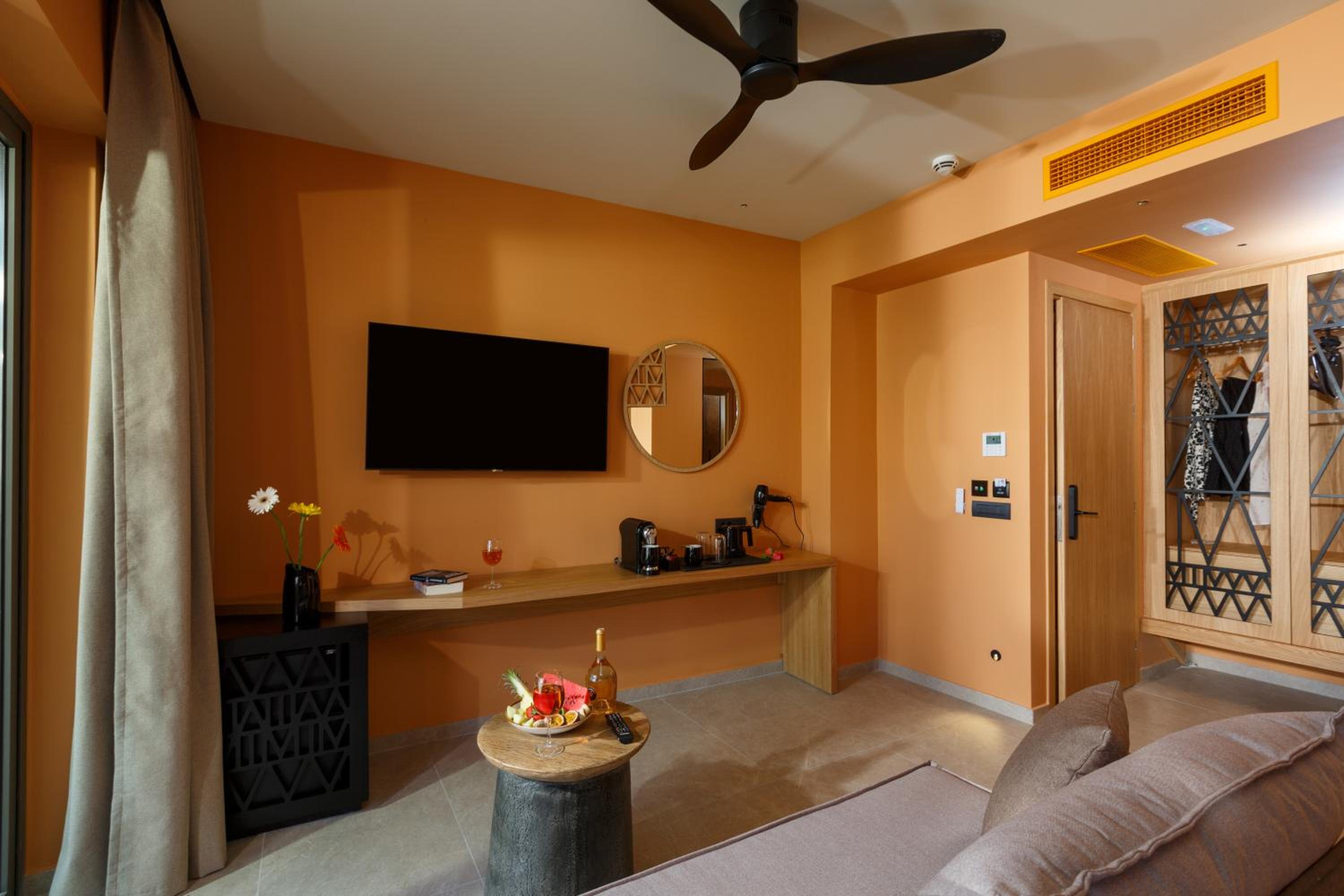 Romantic Deluxe Suite with Jacuzzi - Photo 12