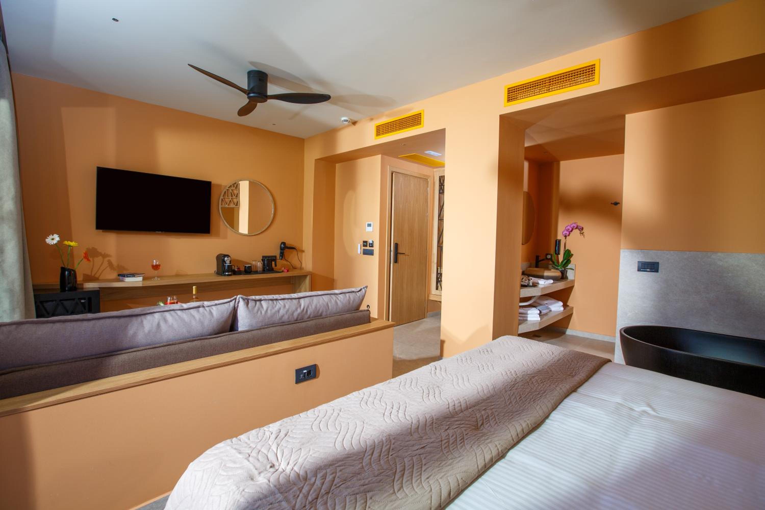 Romantic Deluxe Suite with Jacuzzi - Photo 11