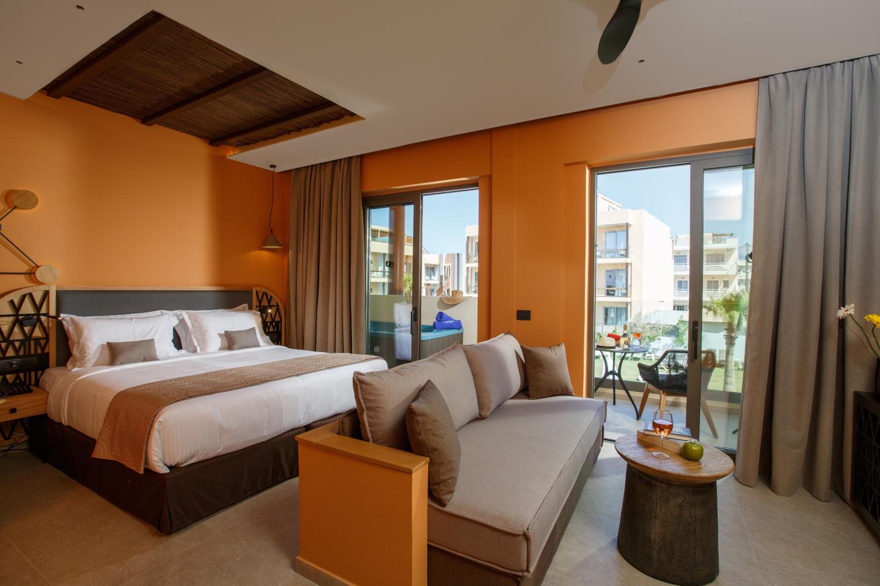 Romantic Deluxe Suite with Jacuzzi - Photo 9