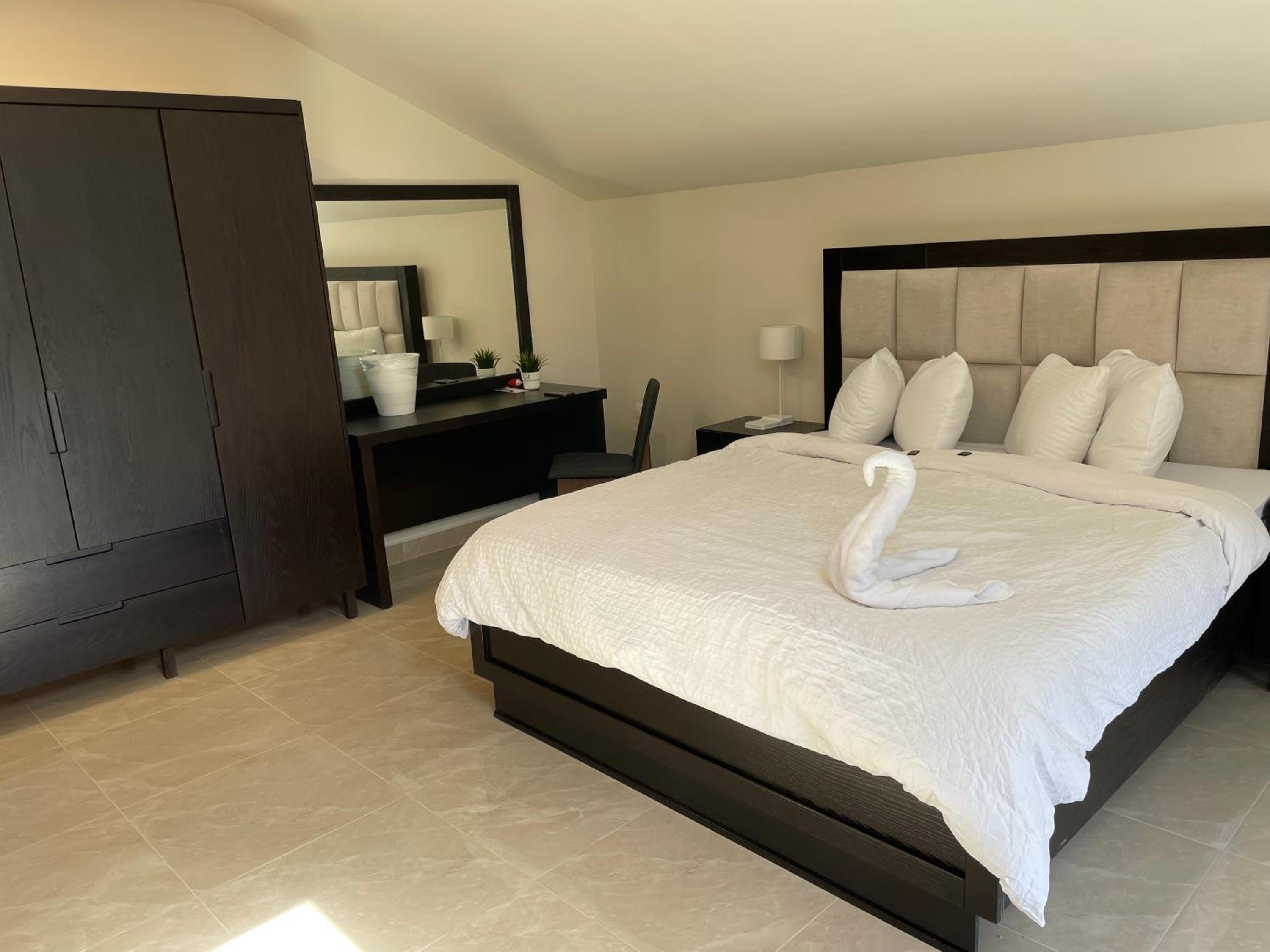 Queen Suite with Spa Bath