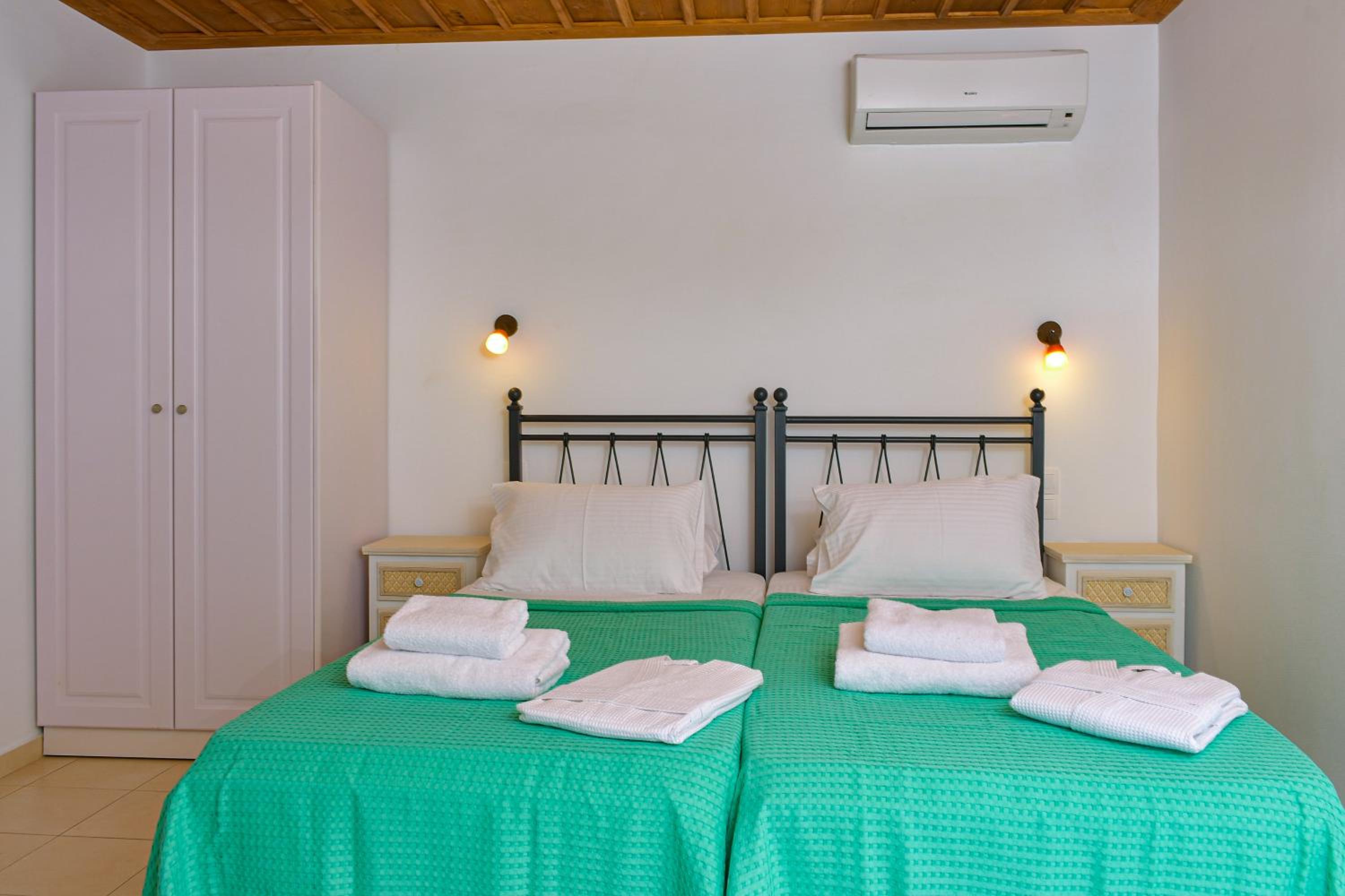 Standard Twin Room with Garden View photo 3
