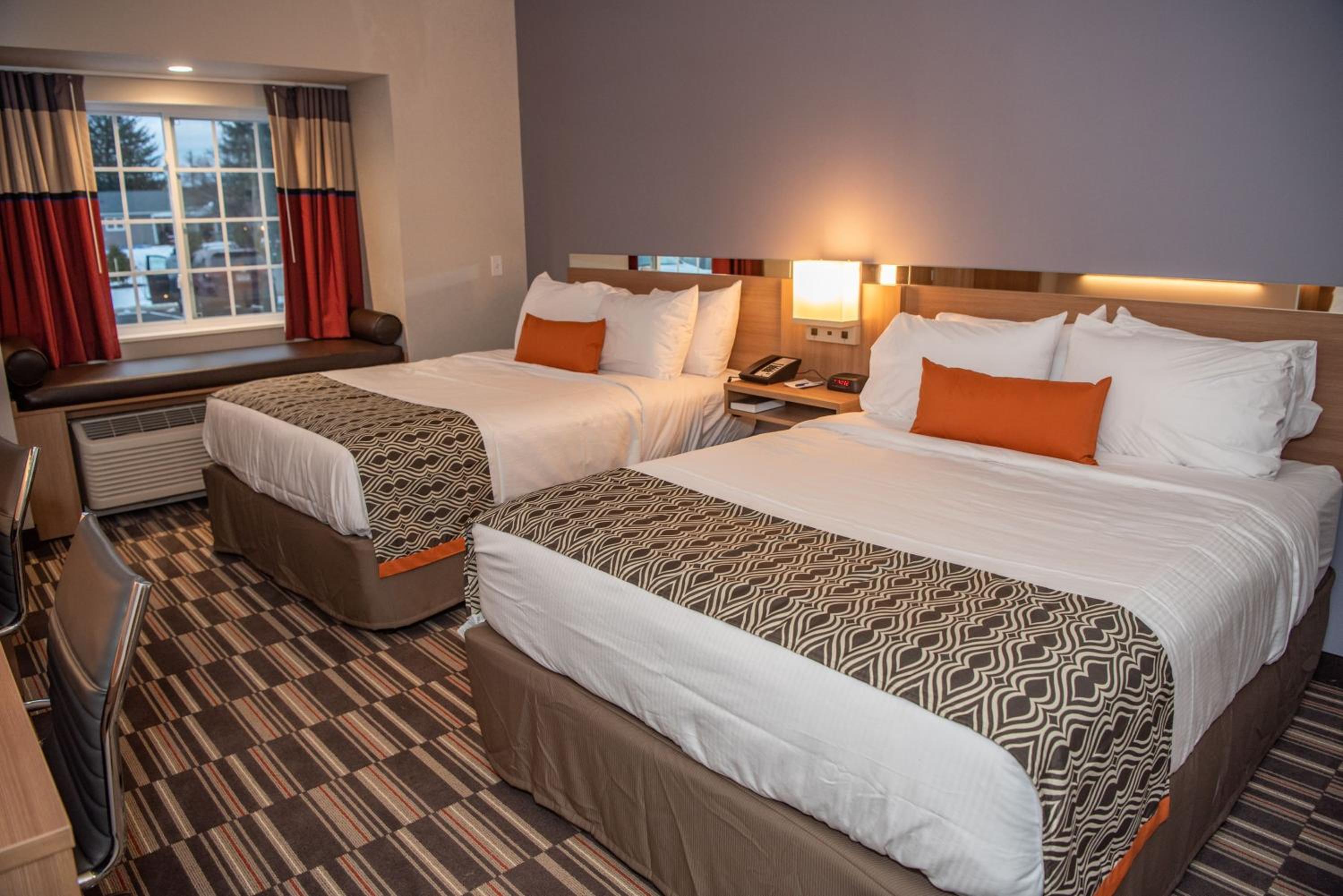 Queen Room with Two Queen Beds - Non-Smoking - Photo 8