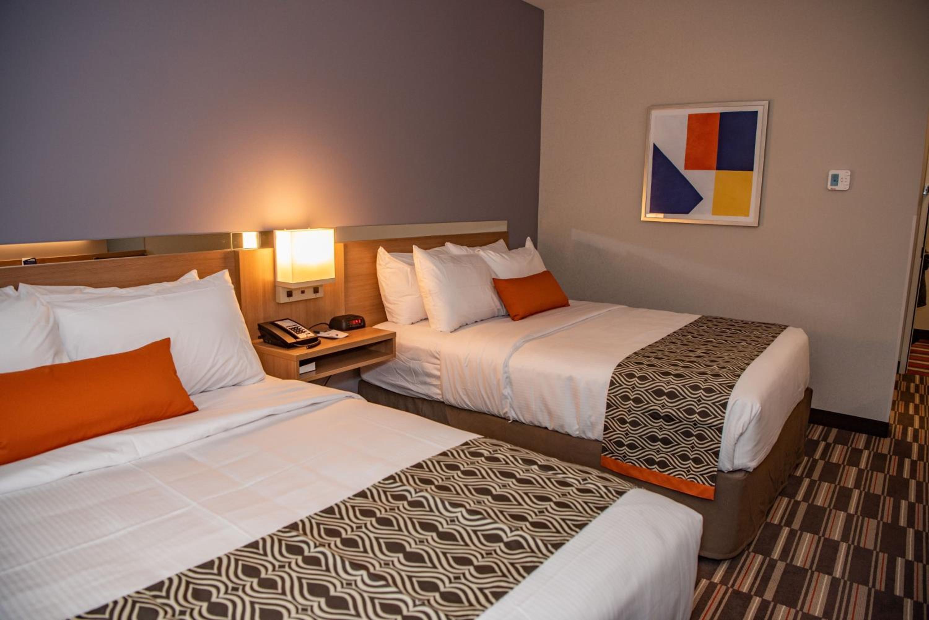 Queen Room with Two Queen Beds - Non-Smoking - Photo 10