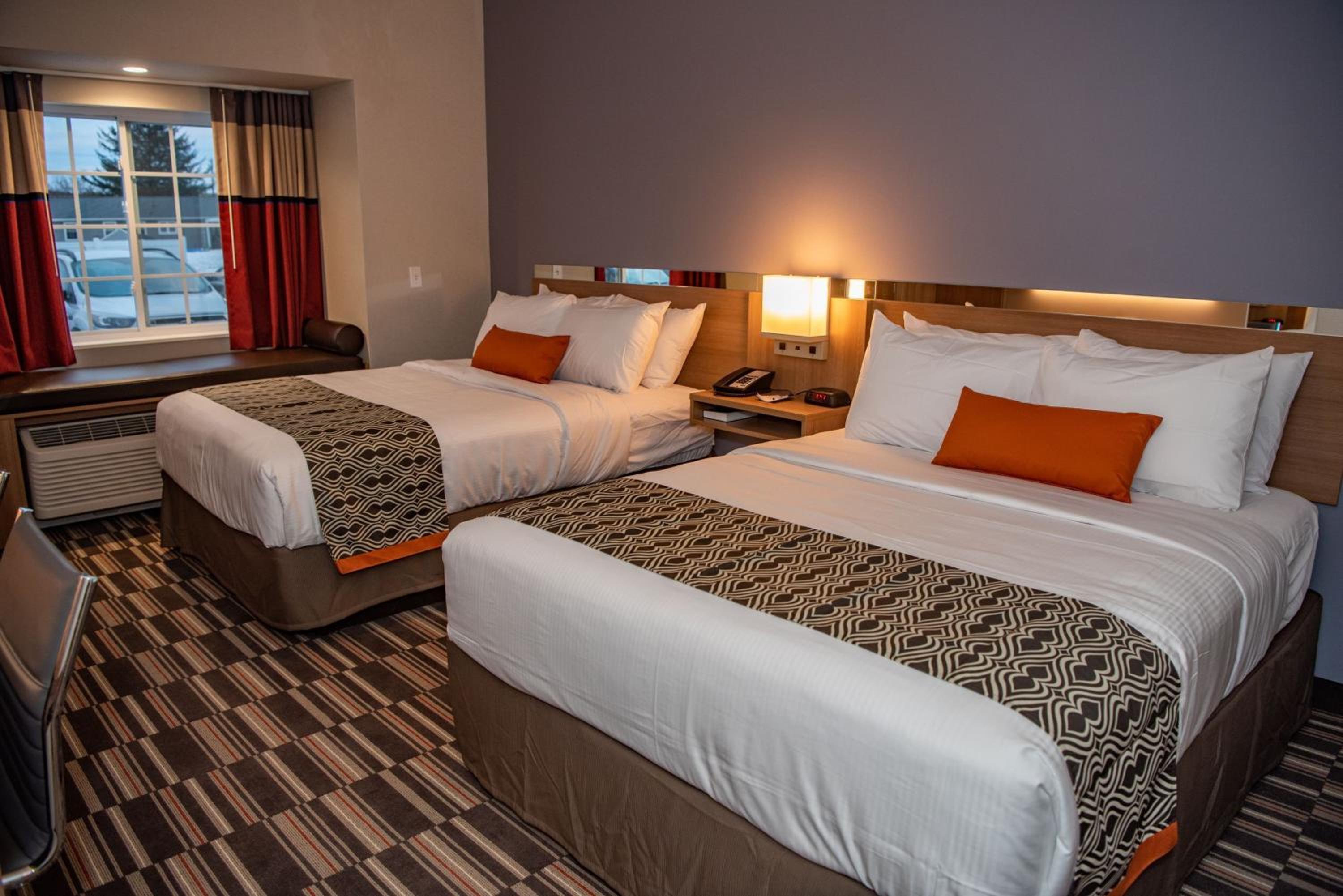 Queen Room with Two Queen Beds - Non-Smoking - Photo 11