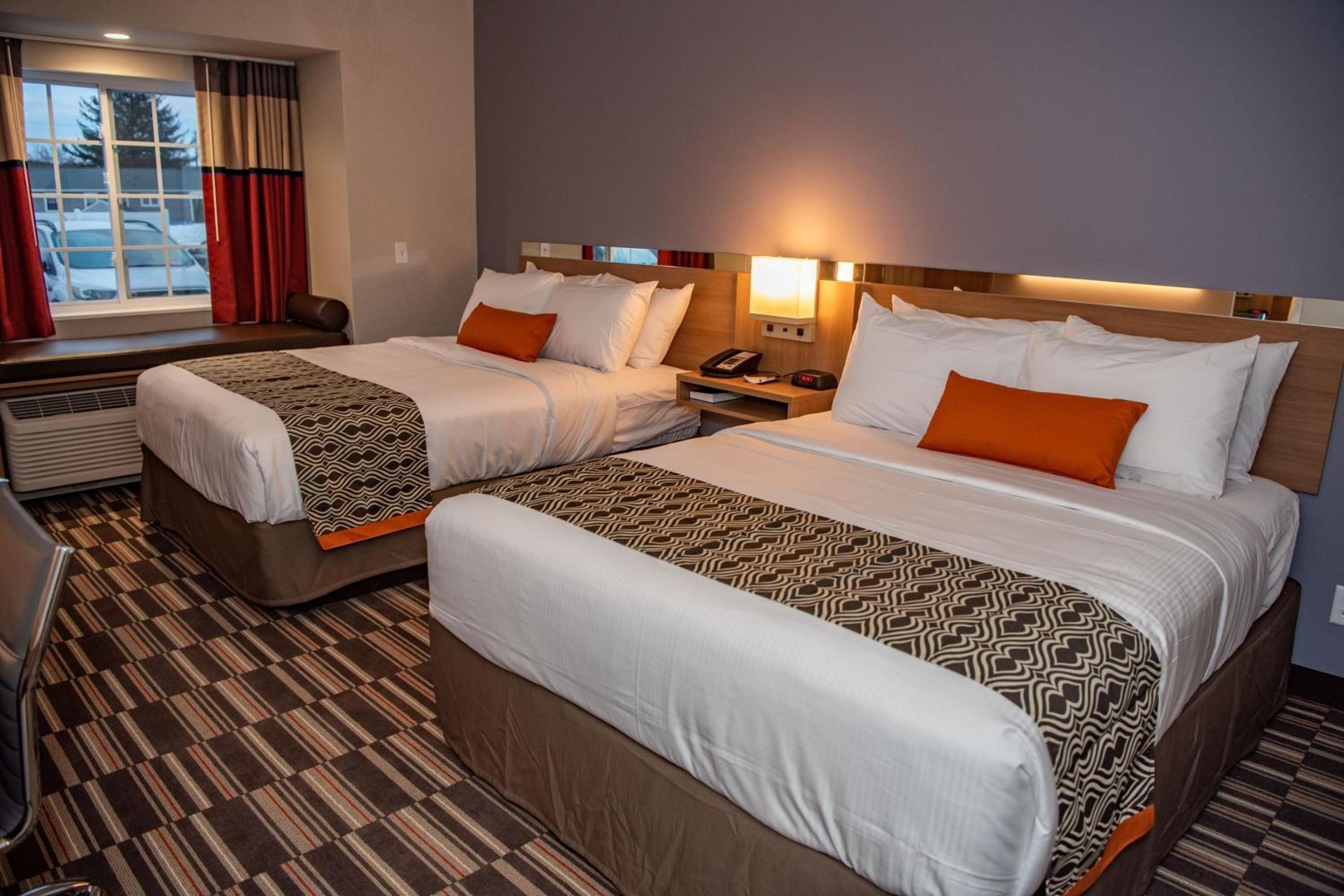 Queen Room with Two Queen Beds - Non-Smoking - Photo 2