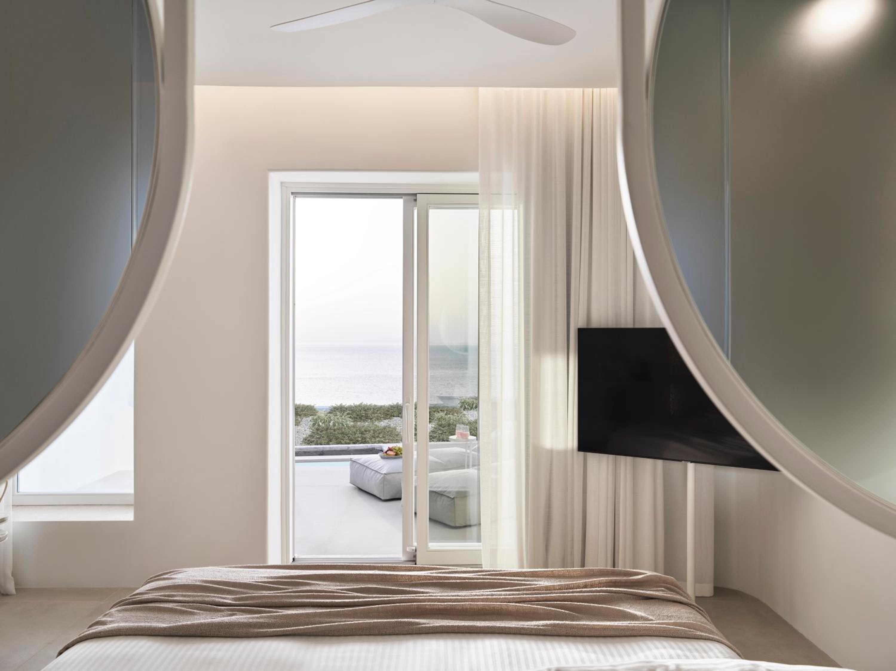 Signature Suite with Jetted Tub & Sea View photo 3
