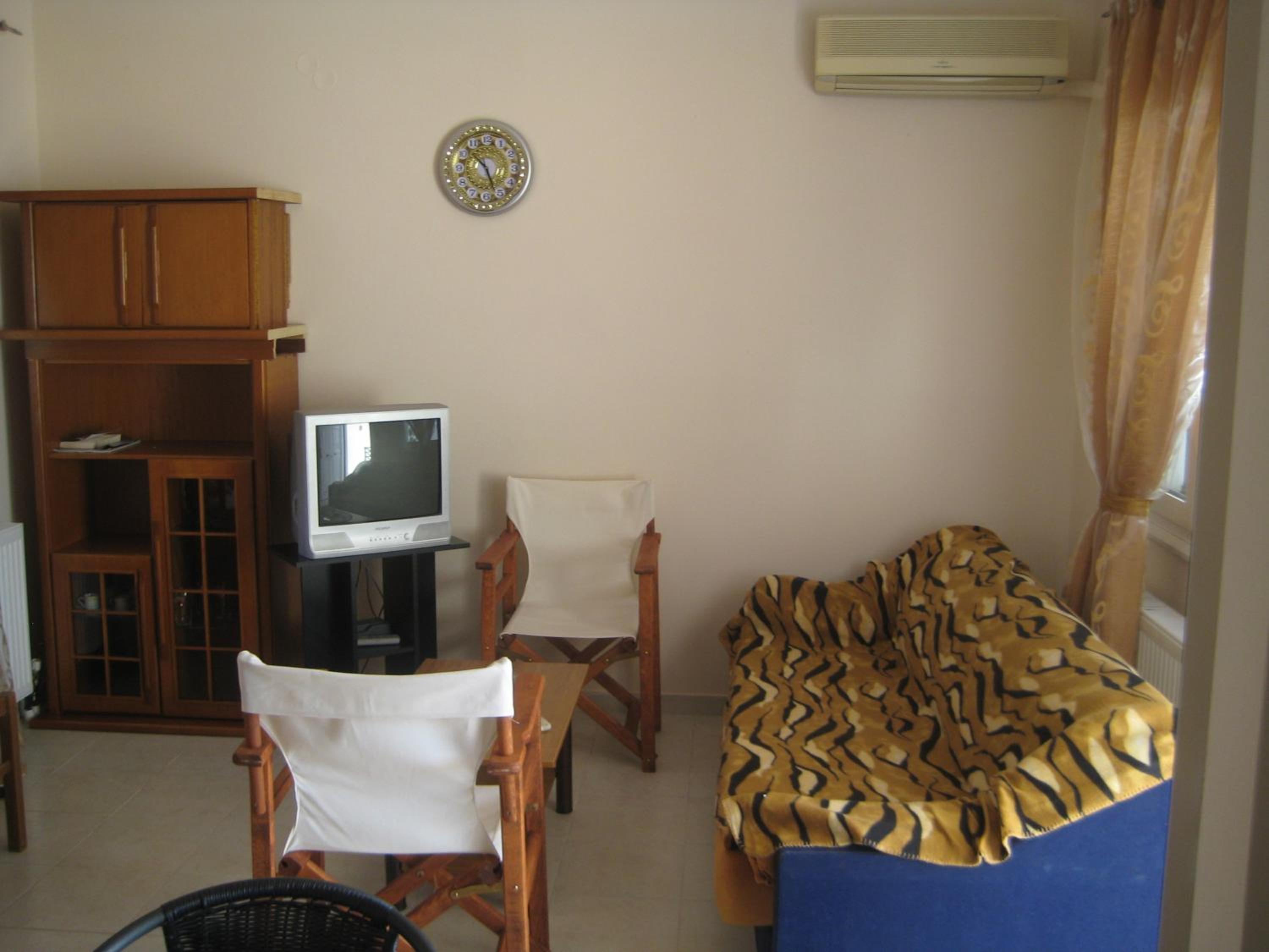Two-Bedroom Apartment with City View - Photo 4