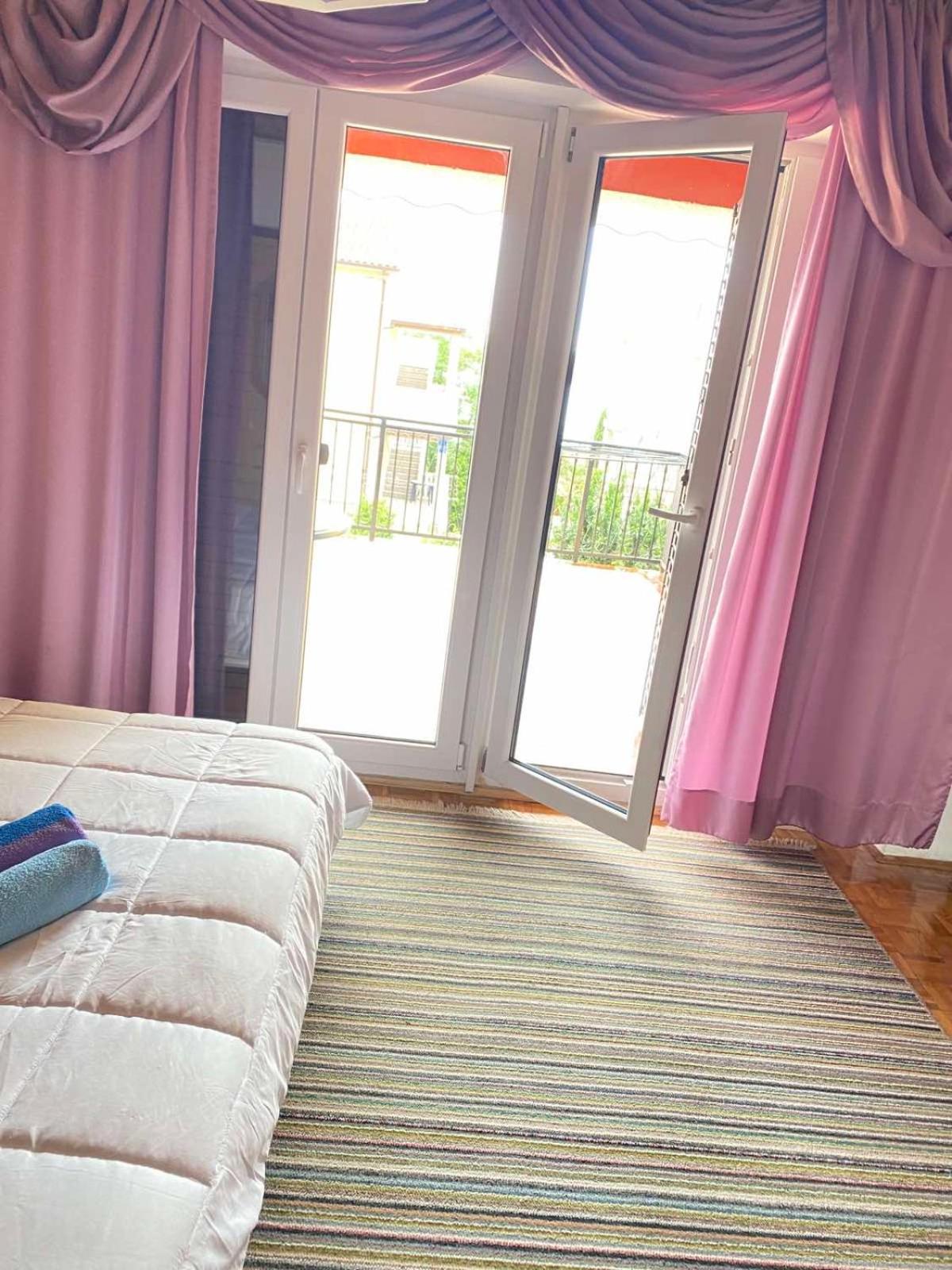 One-Bedroom Apartment - Photo 1
