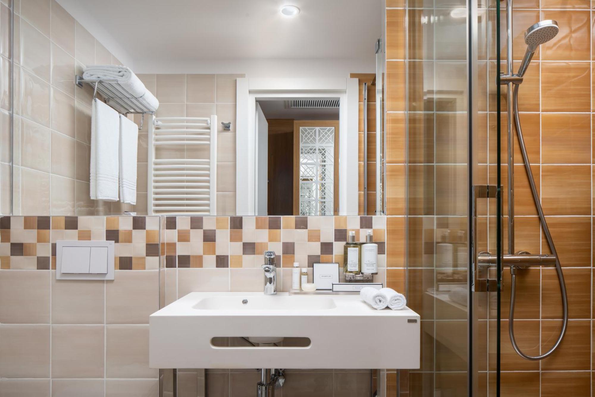 Standard Double or Twin Room - Photo 2