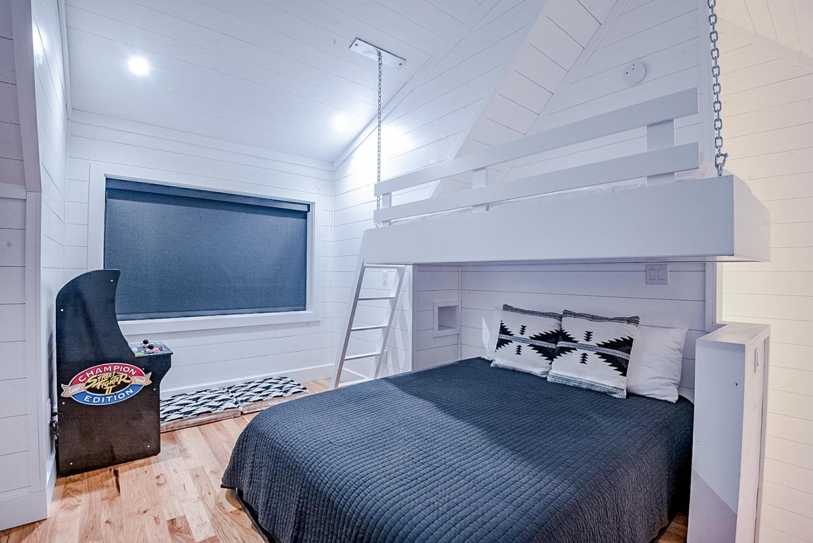 Four-Bedroom House - Photo 25