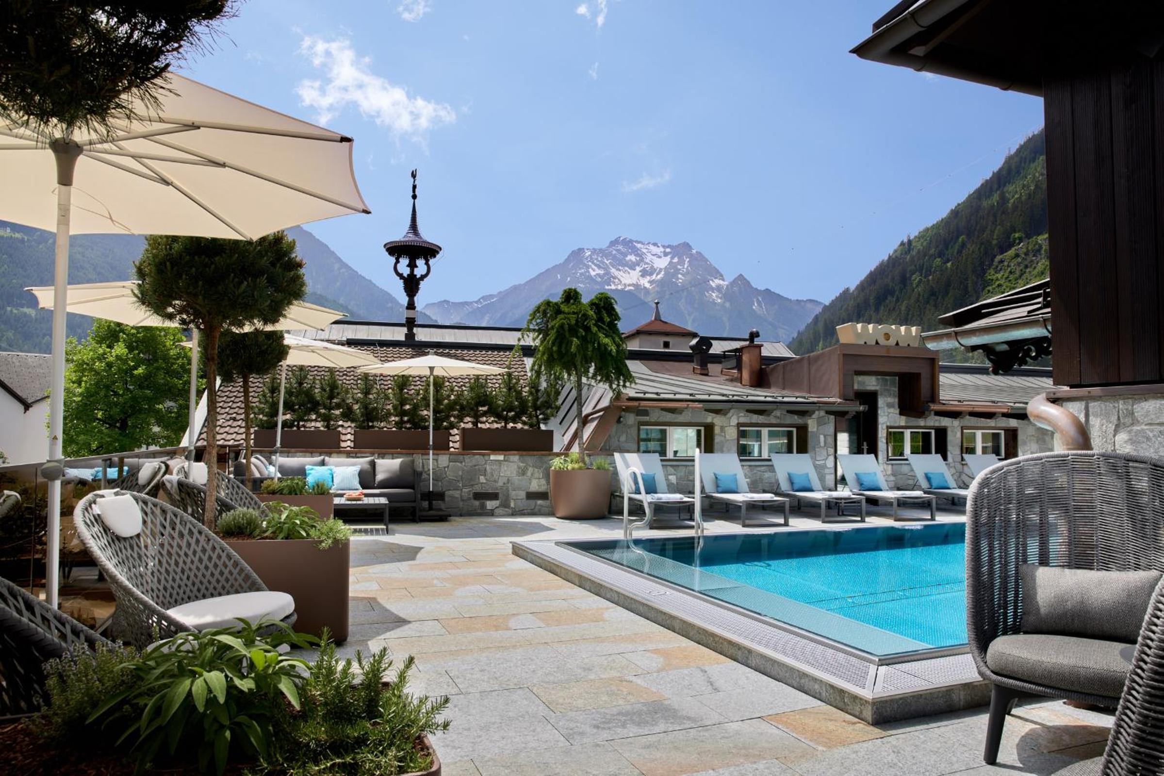 Suite with Pool View - Photo 4