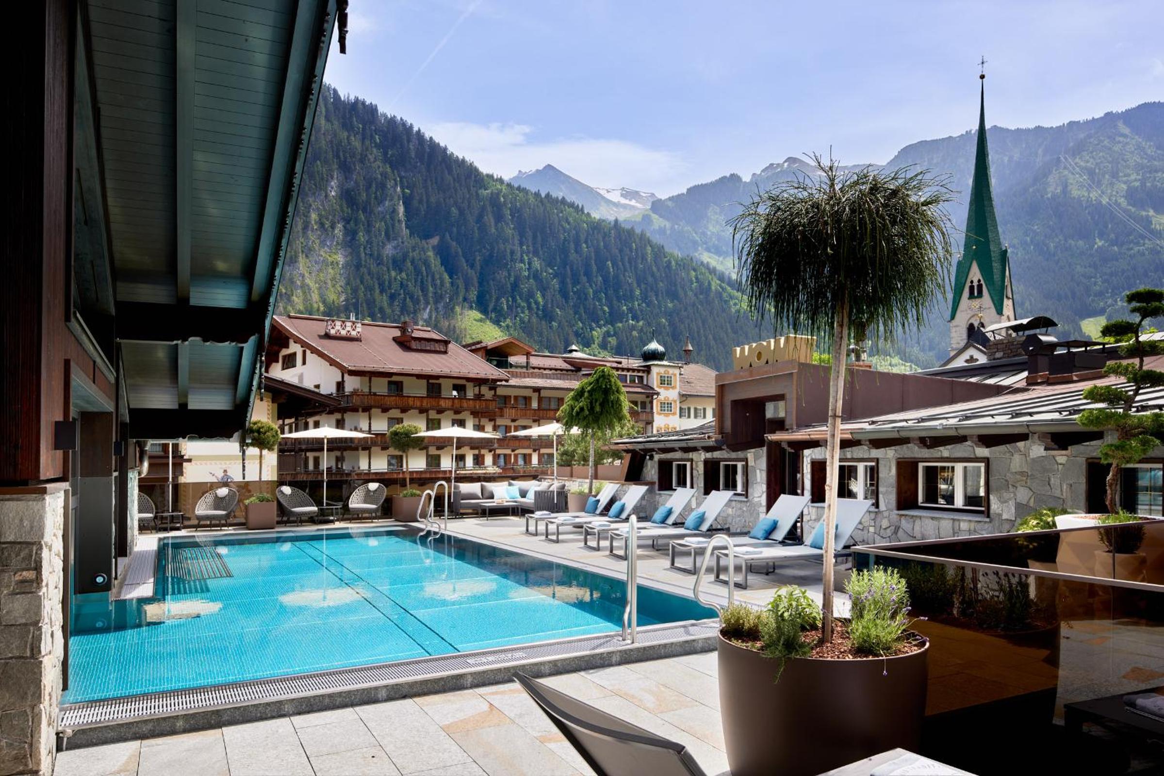 Suite with Pool View - Photo 3