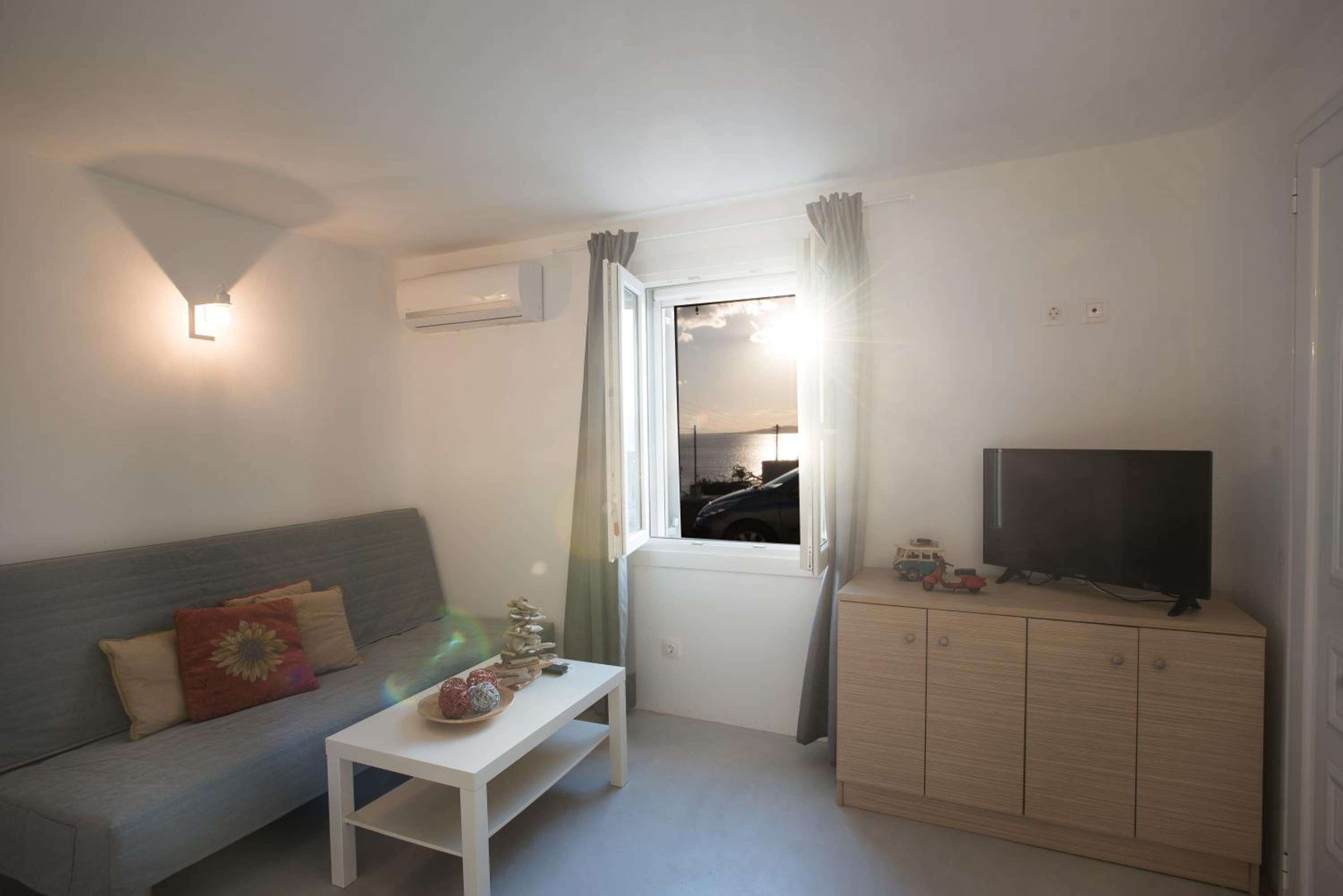 Studio Apartment - Photo 1