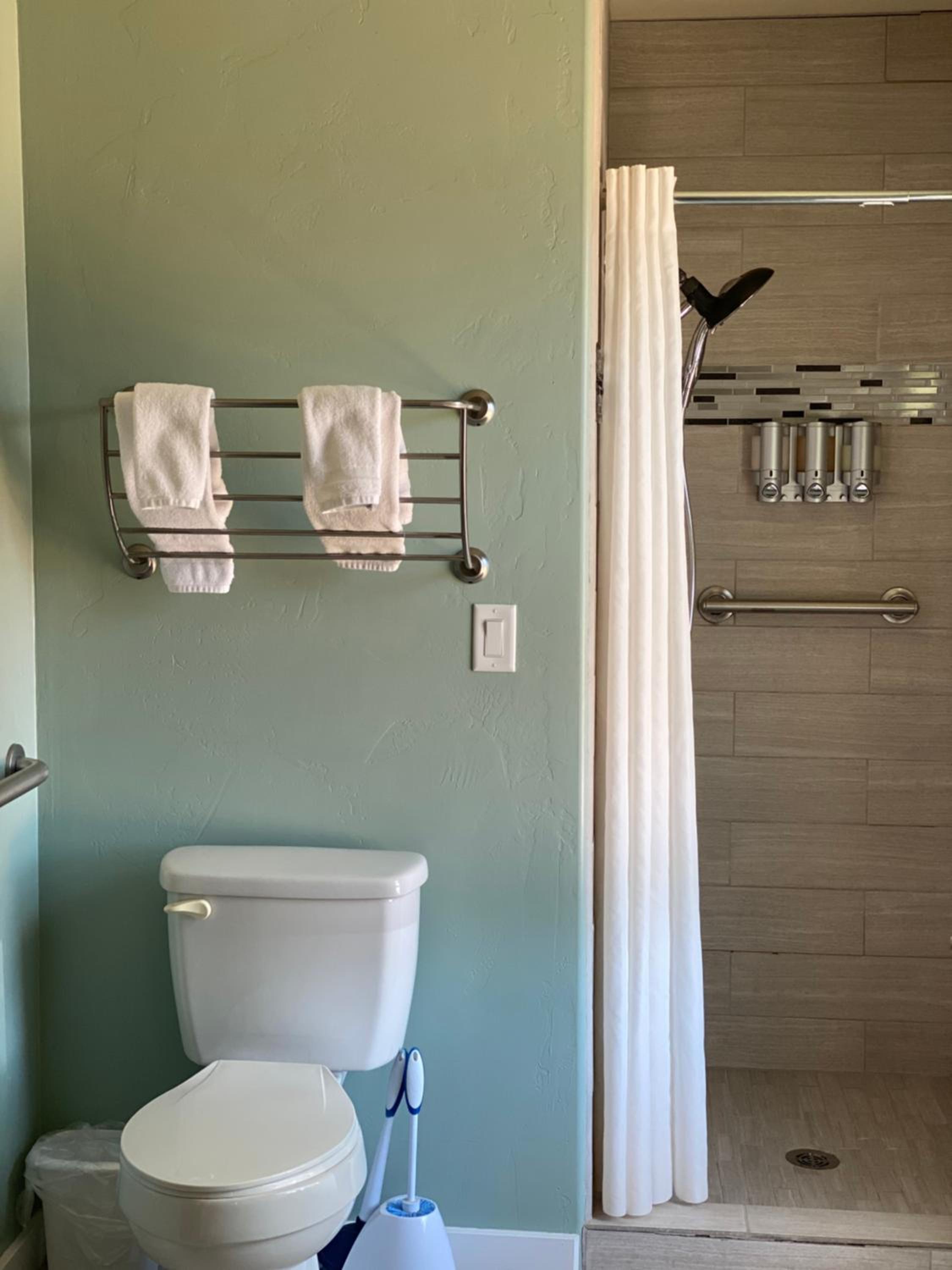 Queen Room with Spa Bath - Pet Friendly photo 3