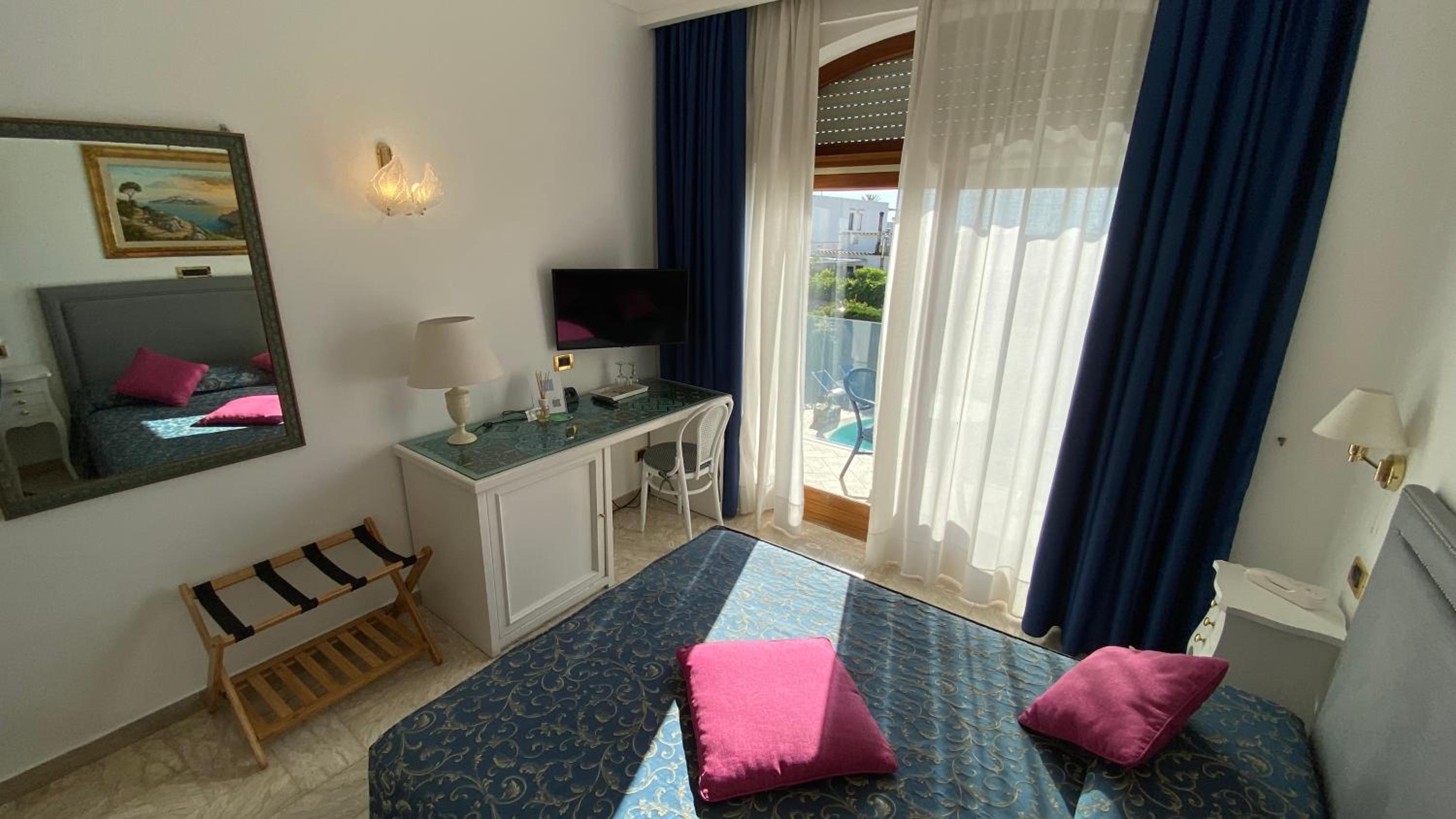 Superior Double or Twin Room with Pool View - Photo 5
